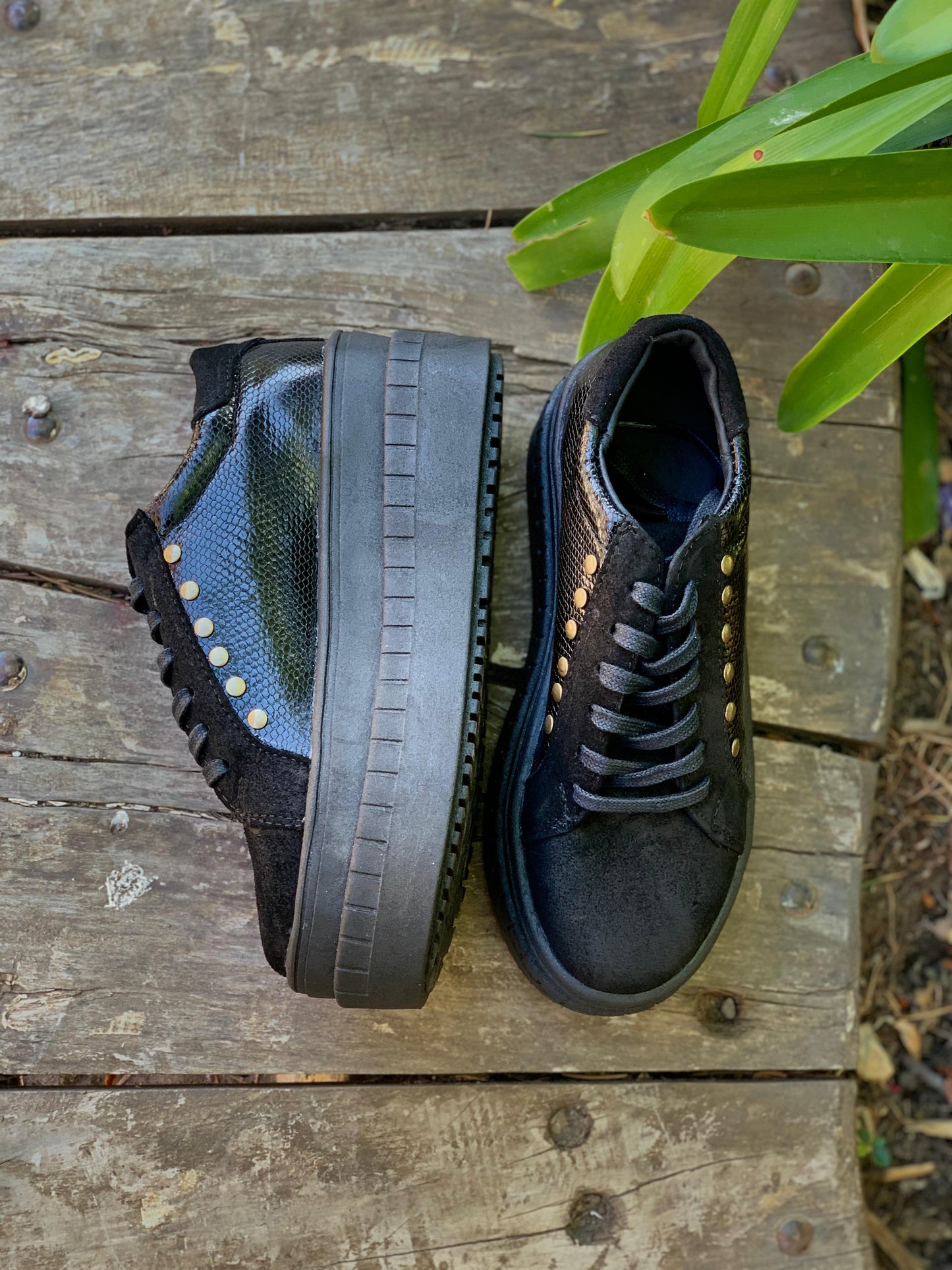 Zapatilla urbana cuero negro Gabón , serp richiato tachas