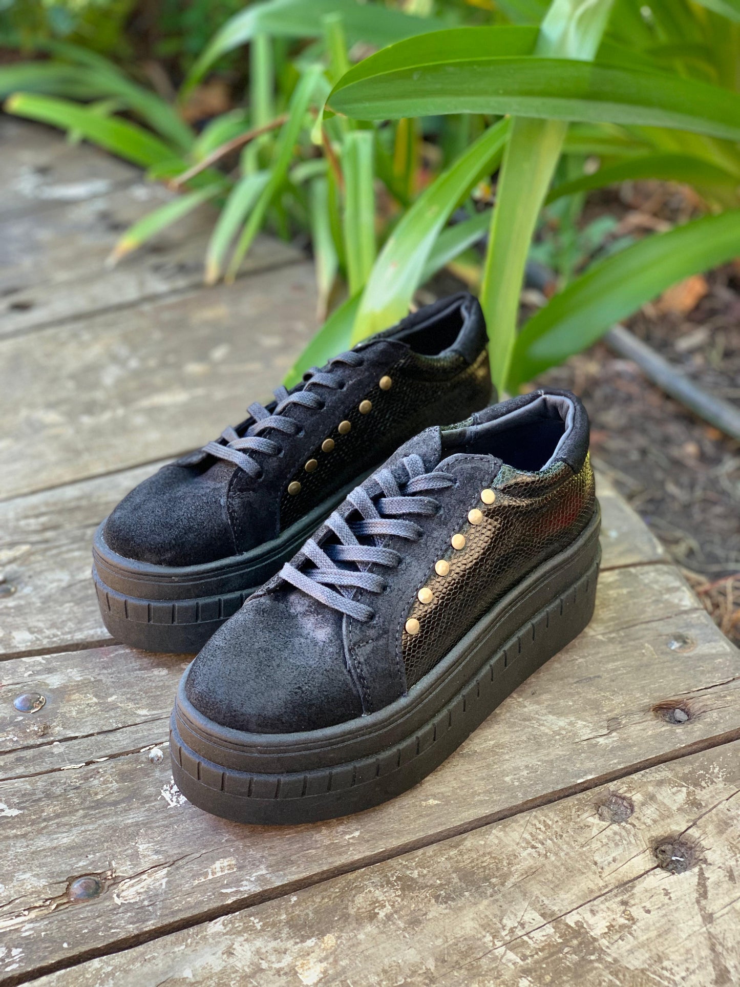 Zapatilla urbana cuero negro Gabón , serp richiato tachas