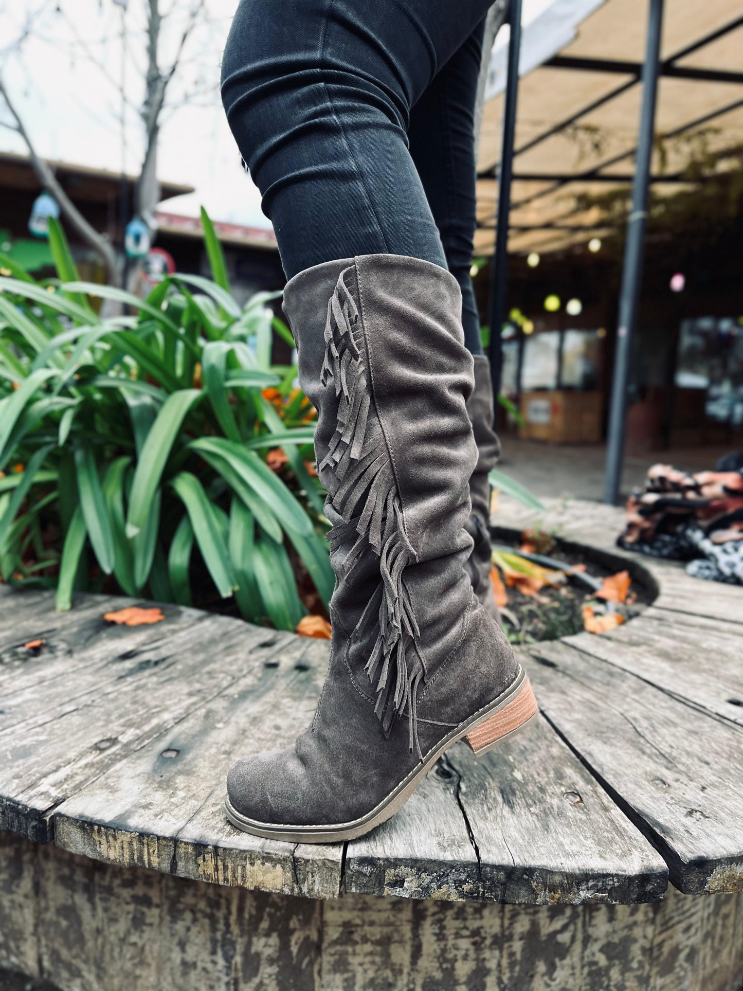 Bota arrugada Vanessa cuero reno cafe chocolate c/fleco