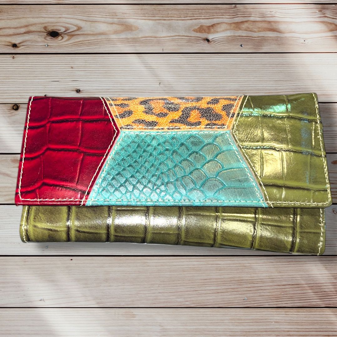 Billetera mujer cuero verde croco, print, burdeo