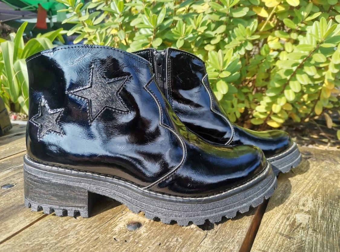 BOTIN LAURA CUERO NEGRO RICHIATO, DOS ESTRELLAS