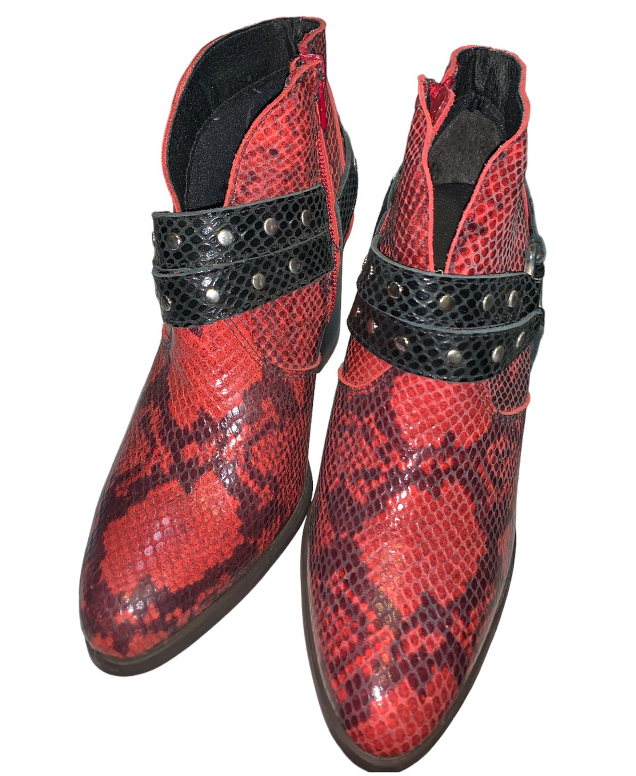 BOTIN CON TACO ALTO, CUERO ROJO SERPIENTE