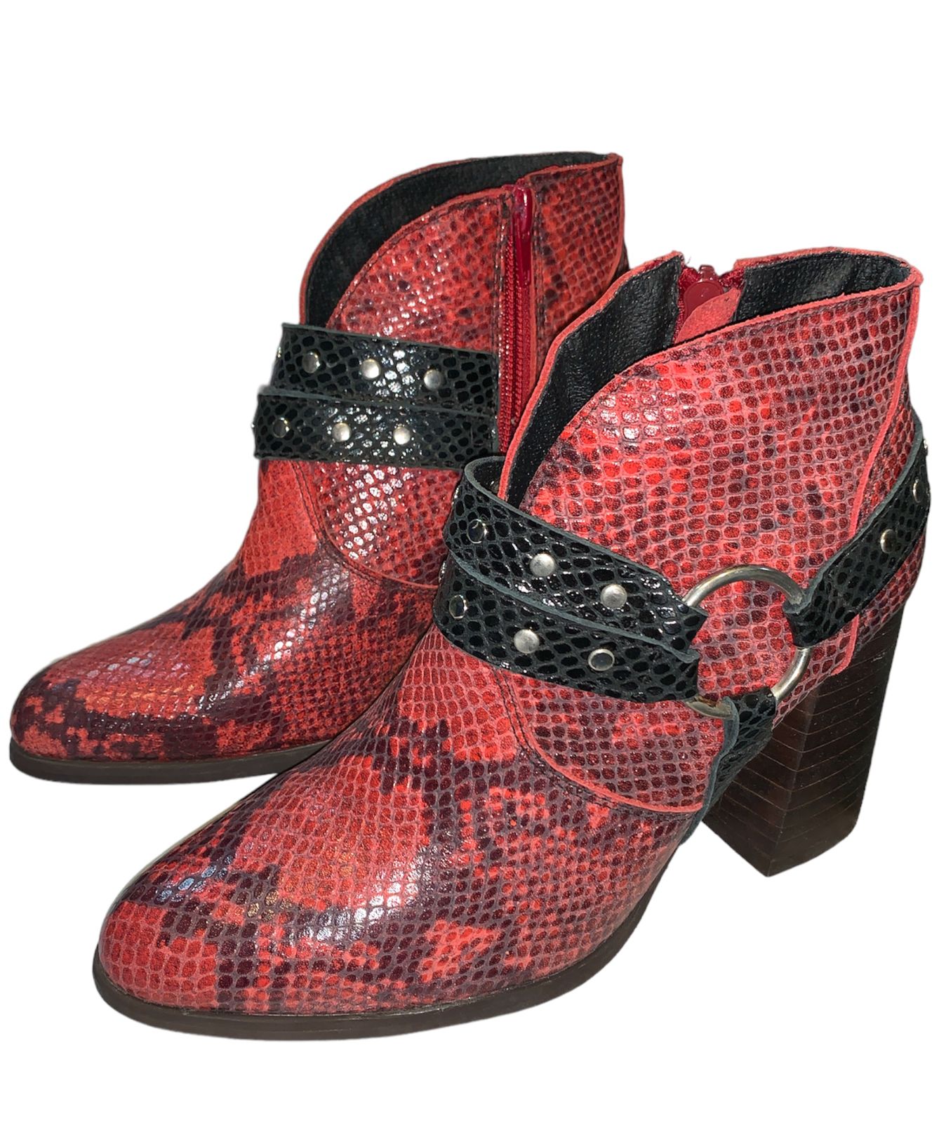 BOTIN CON TACO ALTO, CUERO ROJO SERPIENTE