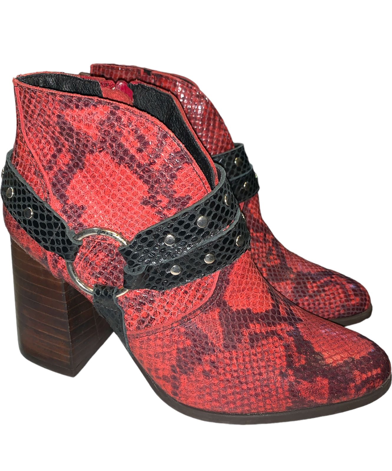 BOTIN CON TACO ALTO, CUERO ROJO SERPIENTE