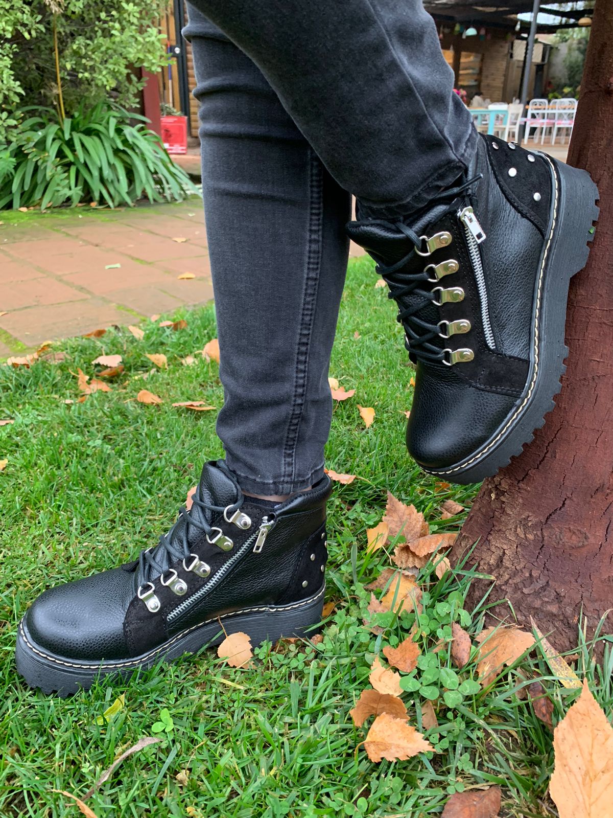 BOTIN MACA CUERO NEGRO CON TACHAS Y CORDONES