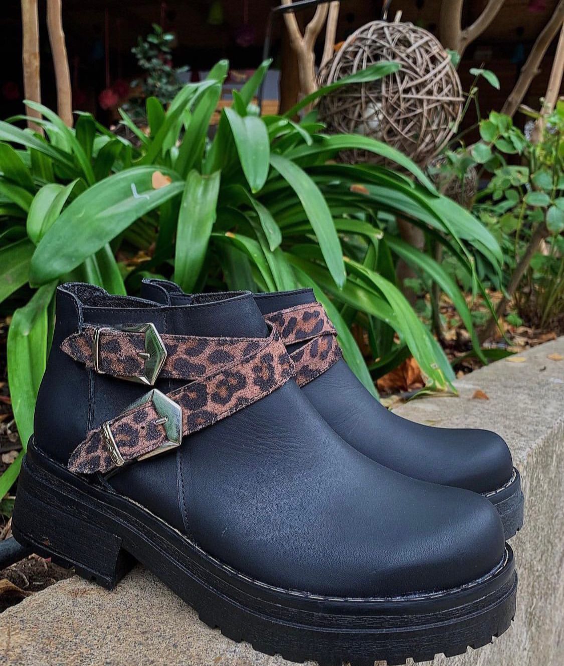 BOTIN CUERO NEGRO, DOS HEBILLAS PRINT