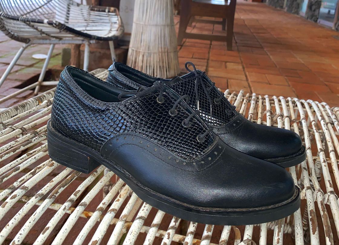 OXFORD CUERO NEGRO LISO Y MIMBRE