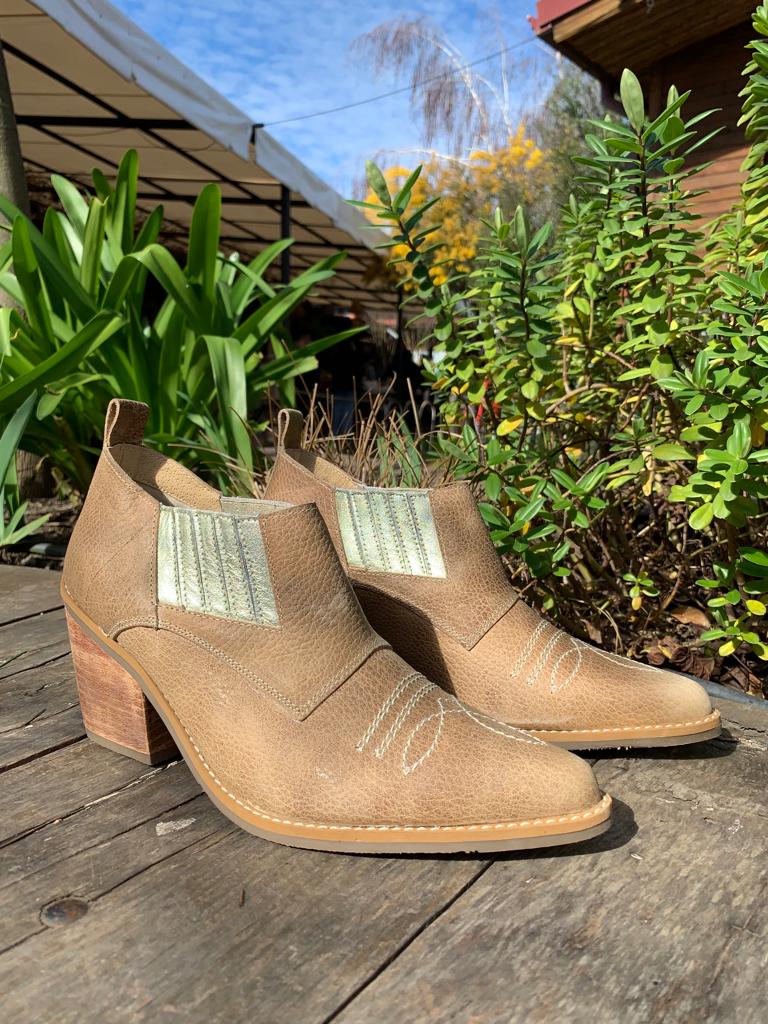 BOTIN ROCÍO VAQUERO CUERO CAMEL POROSO, DORADO