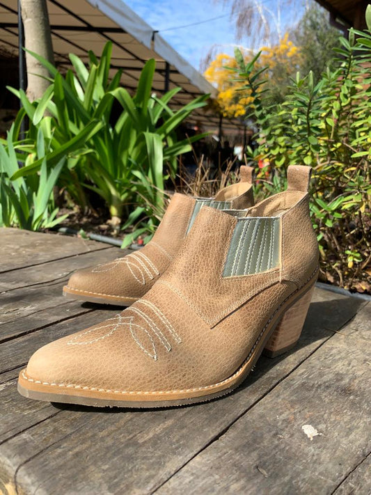 BOTIN ROCÍO VAQUERO CUERO CAMEL POROSO, DORADO