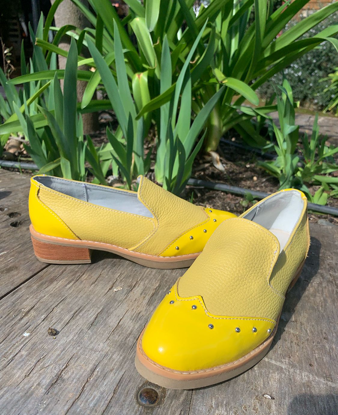 MOCASINE GARCÍA CUERO AMARILLO POROSO Y RICHIATO