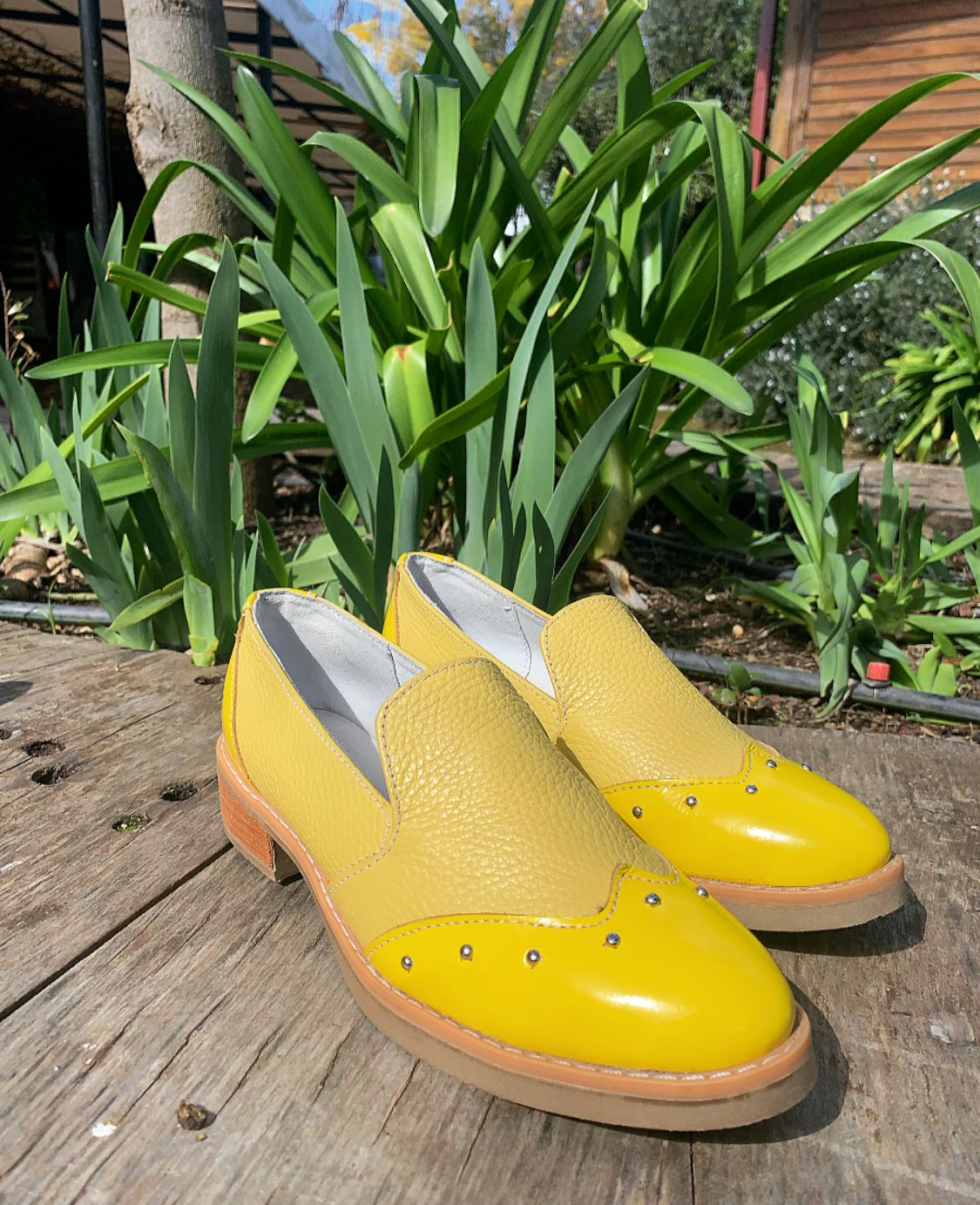 MOCASINE GARCÍA CUERO AMARILLO POROSO Y RICHIATO