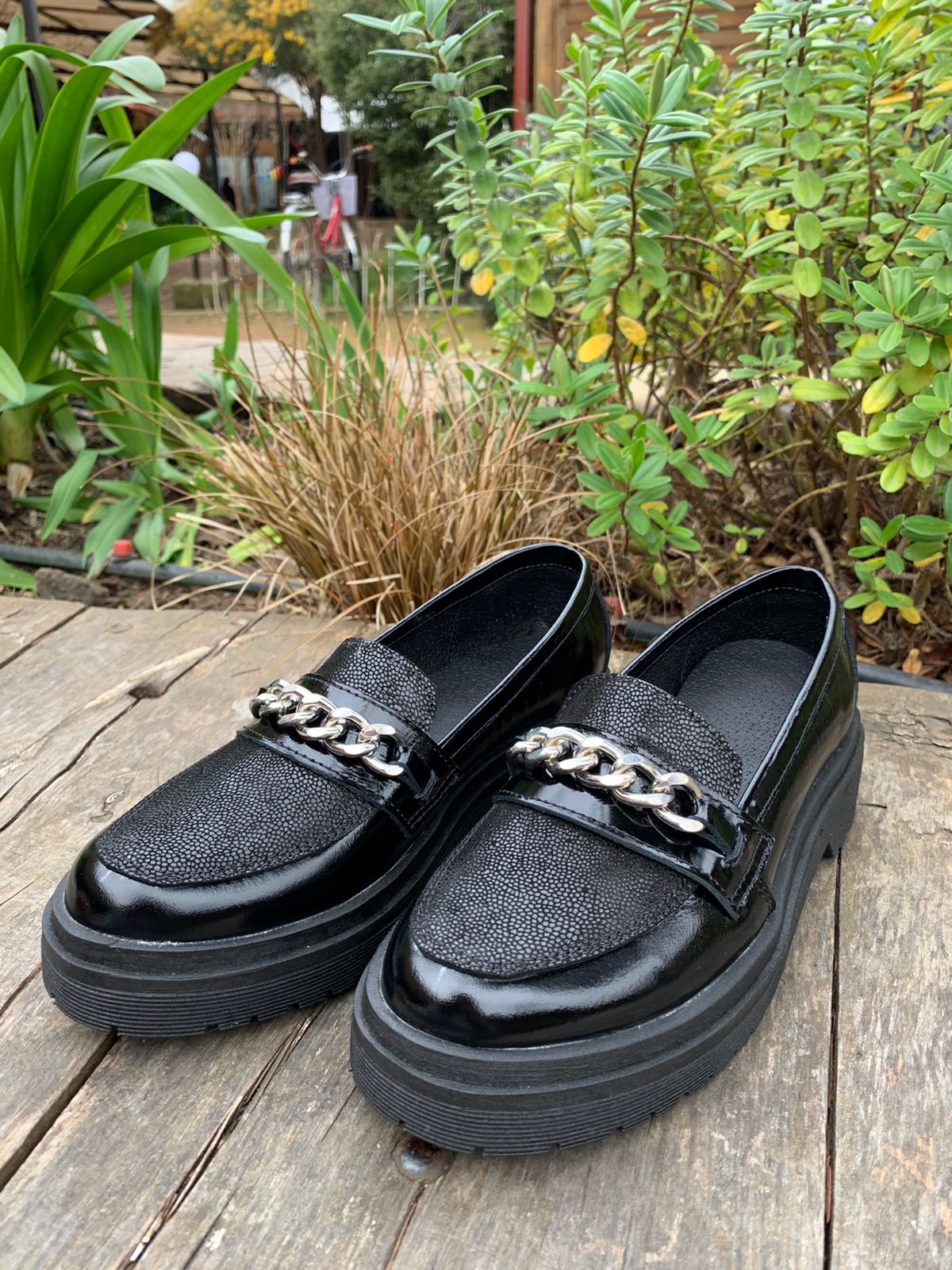 MOCASINE CON FOLIA CUERO NEGRO RICHIATO