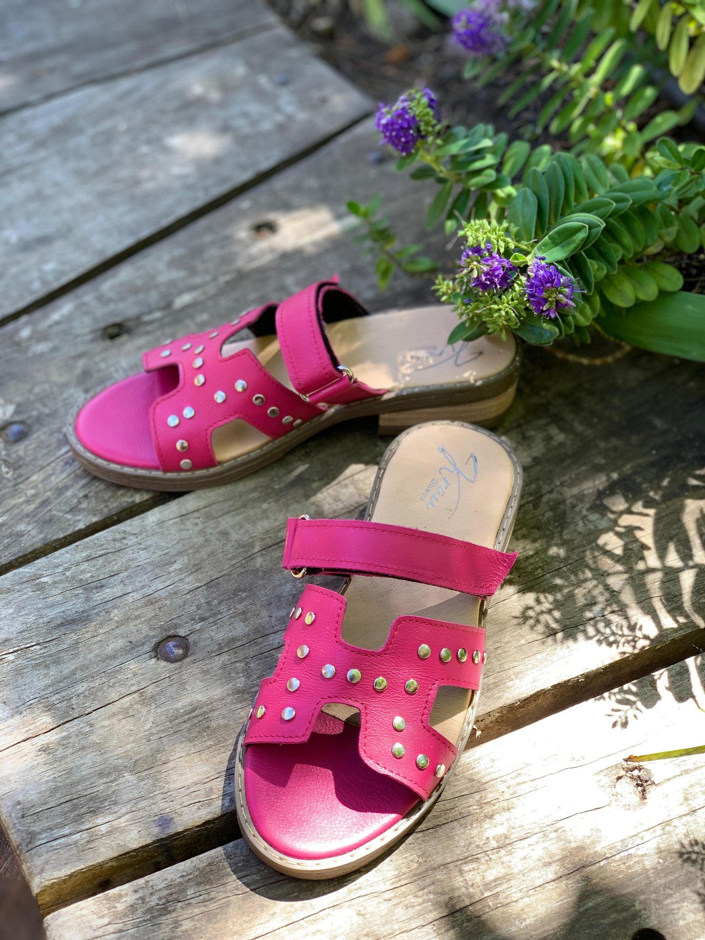 Sandalia cuero fucsia con tachas y velcro