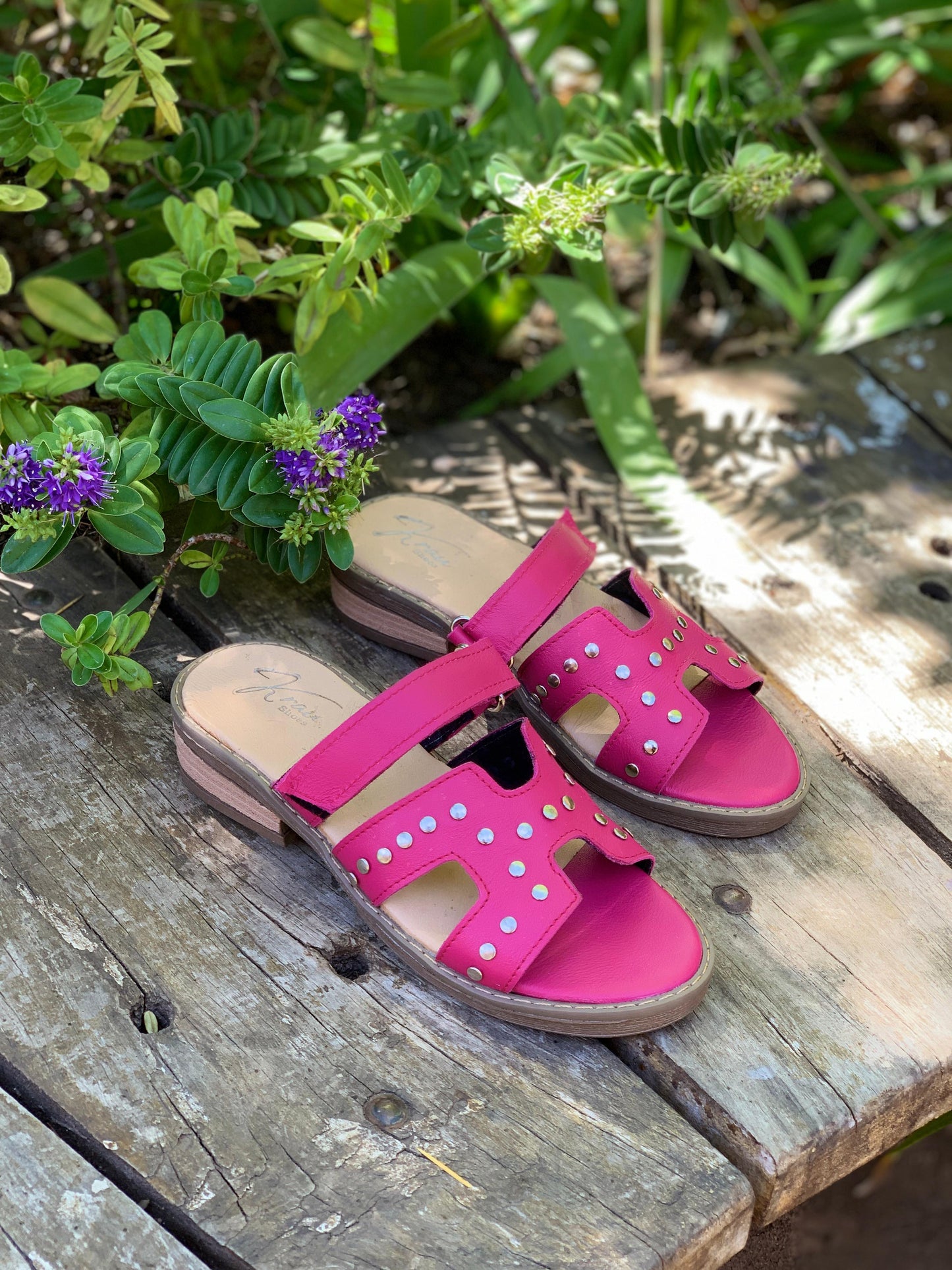 Sandalia cuero fucsia con tachas y velcro