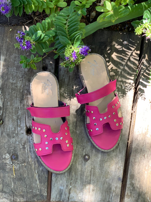 Sandalia cuero fucsia con tachas y velcro