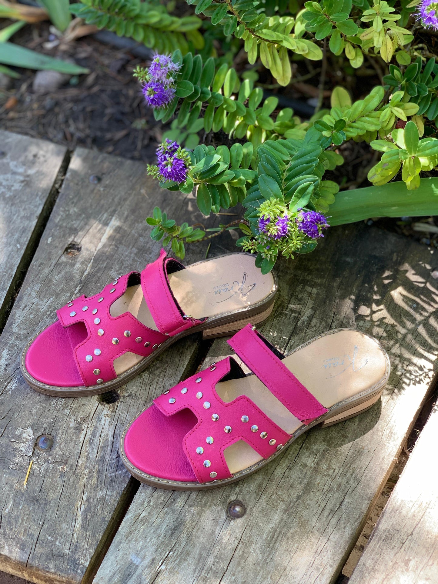 Sandalia cuero fucsia con tachas y velcro