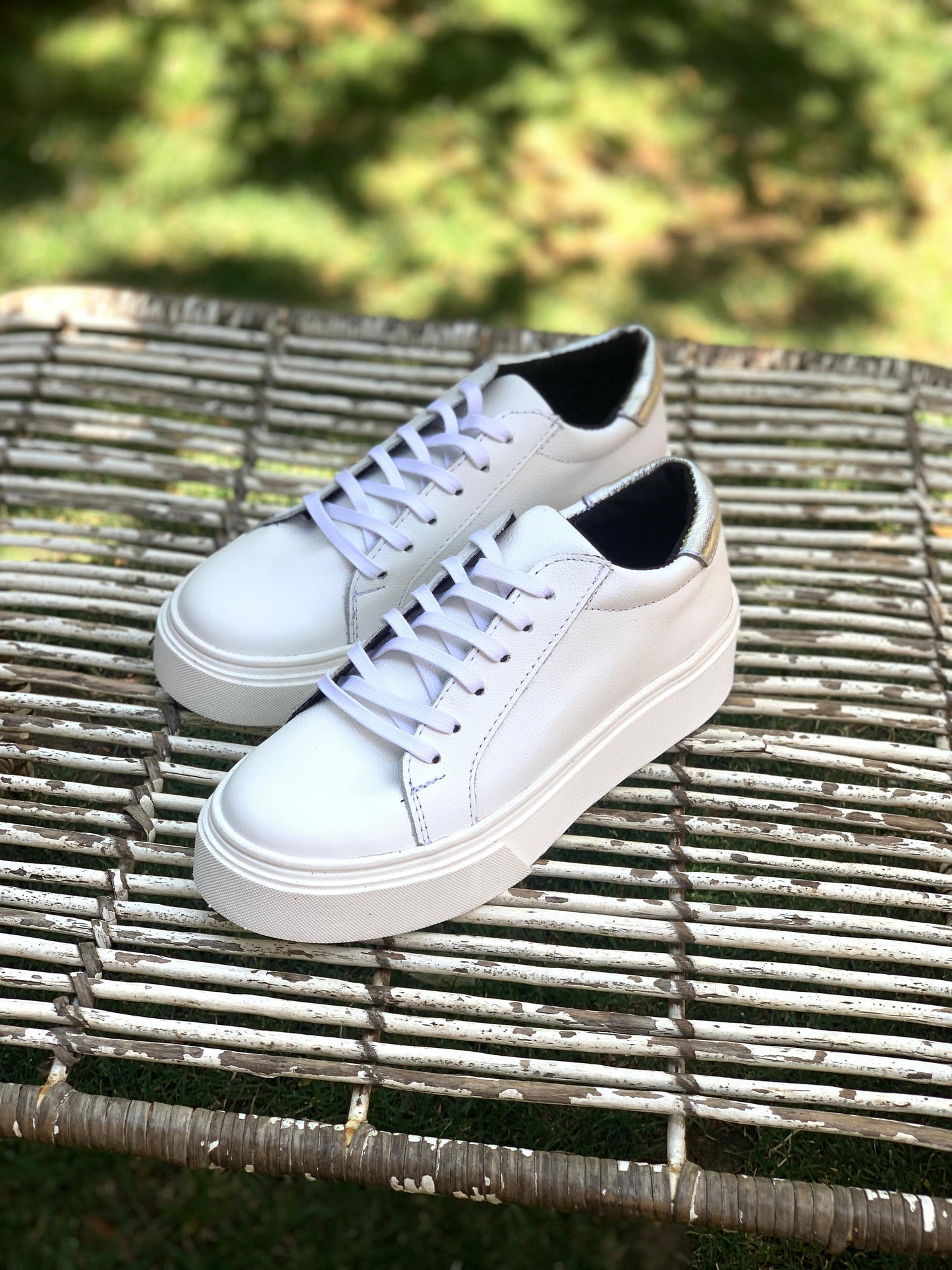 Zapatilla cuero blanco talon plata