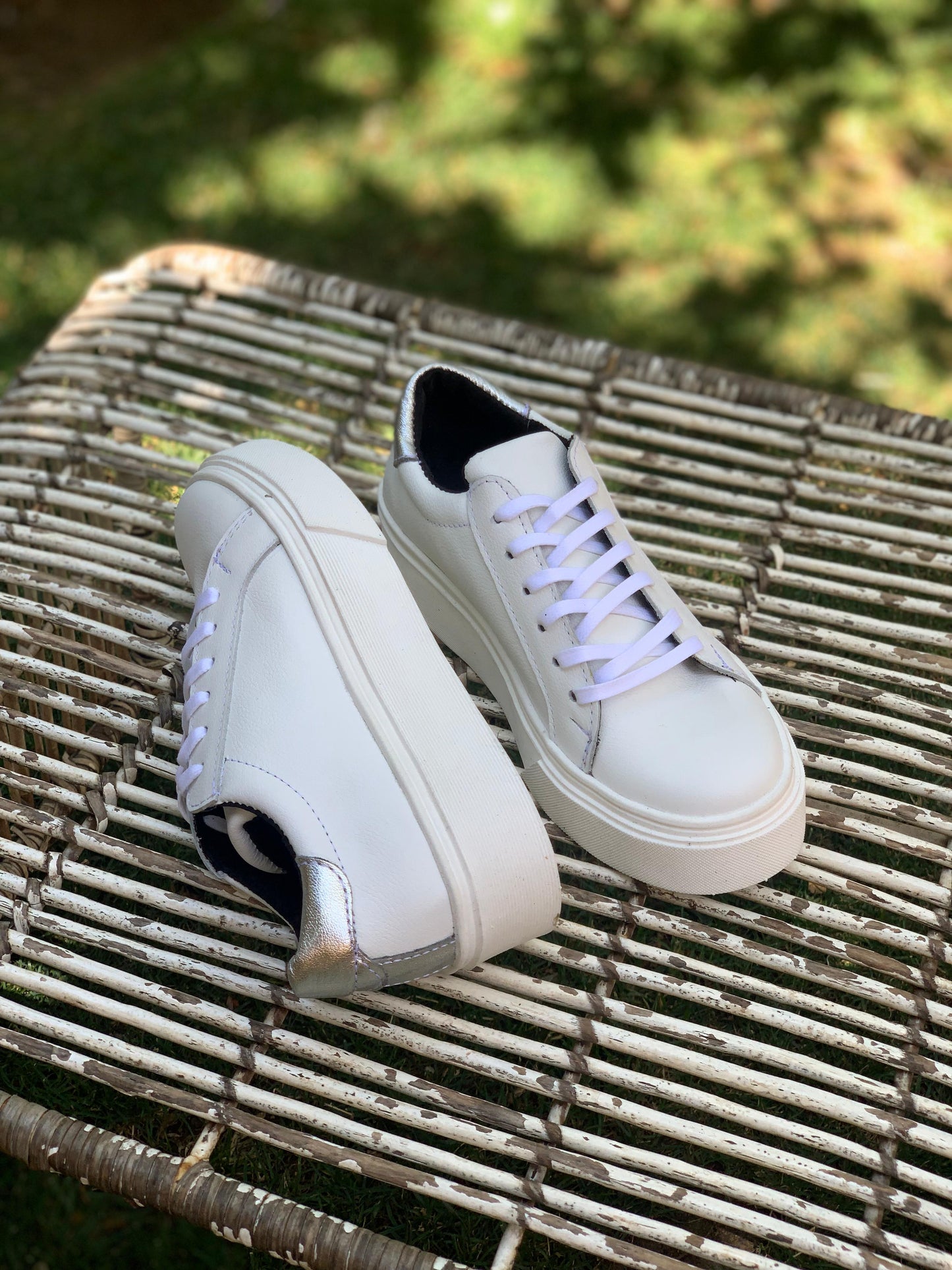 Zapatilla cuero blanco talon plata