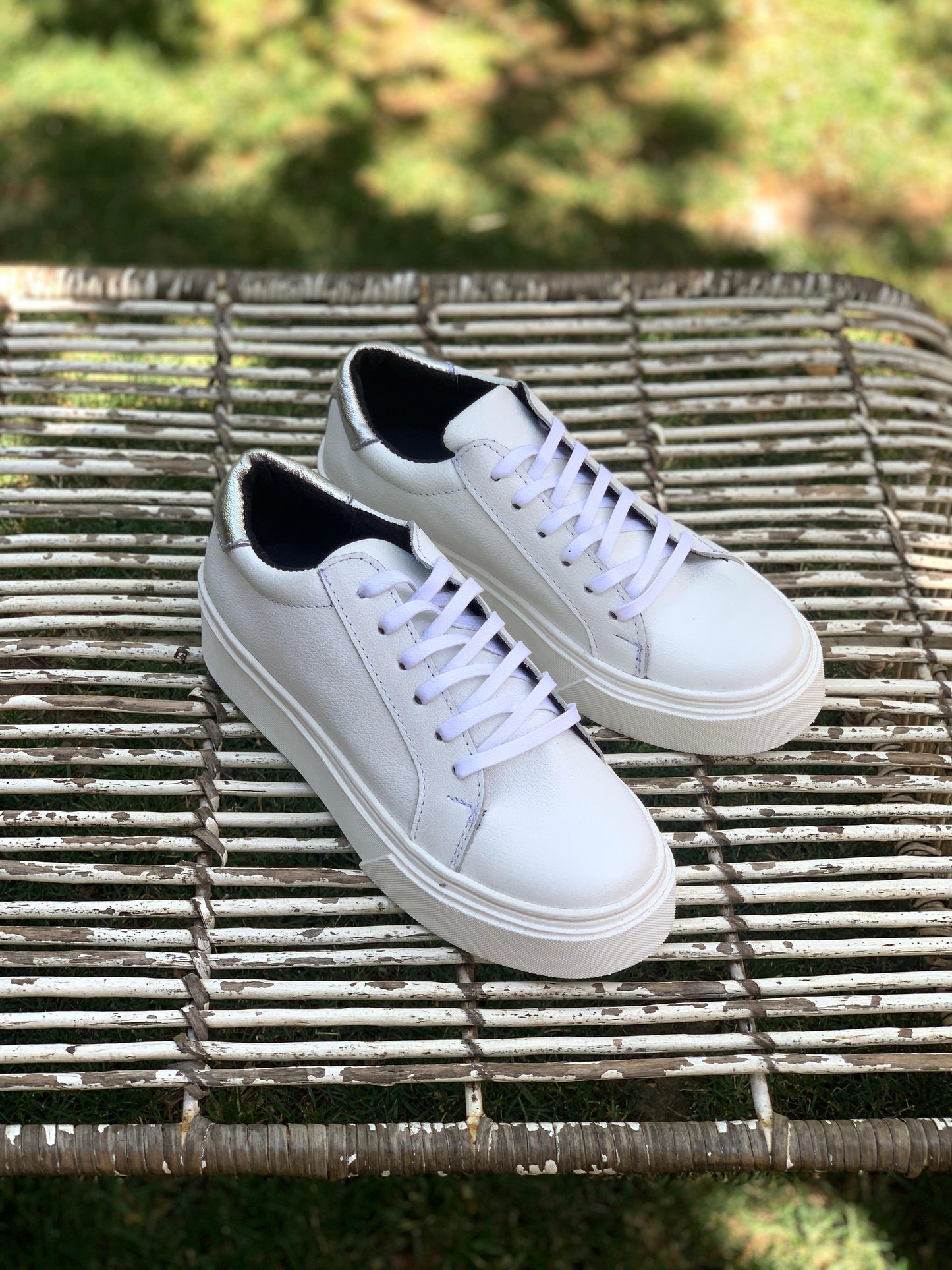 Zapatilla cuero blanco talon plata