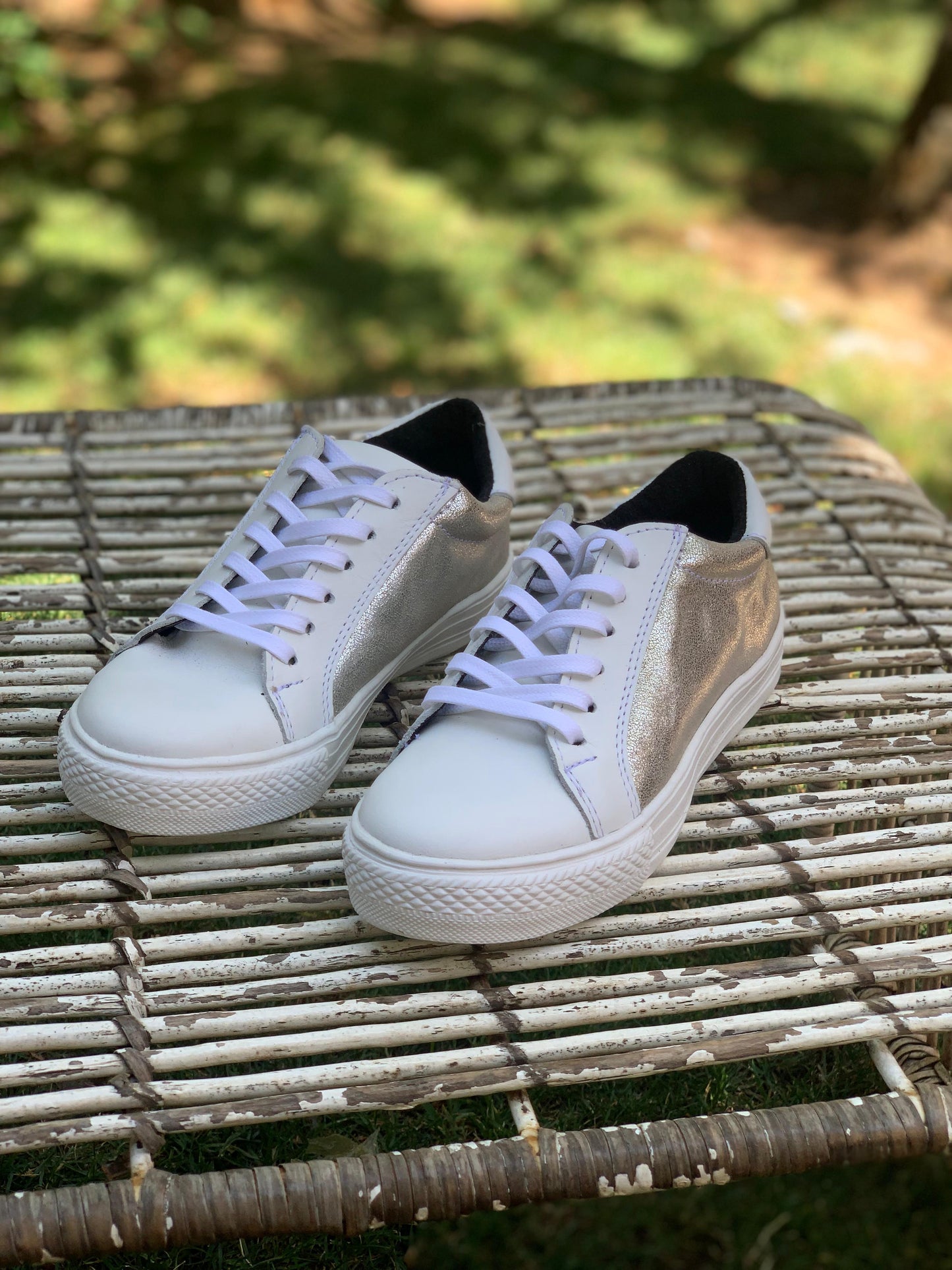 Zapatilla cuero glitter plata, blanco