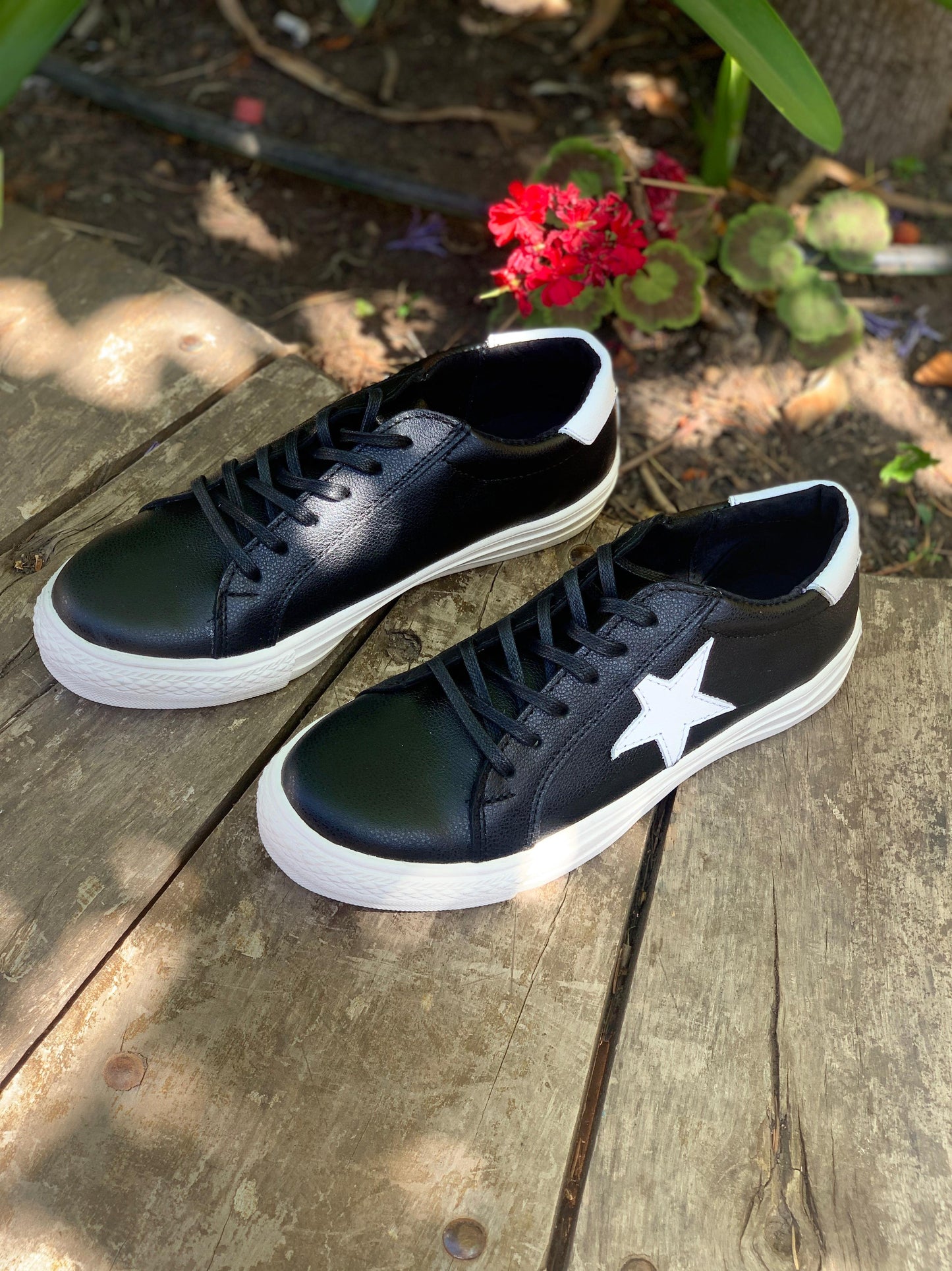 Zapatilla cuero negro estrella blanca