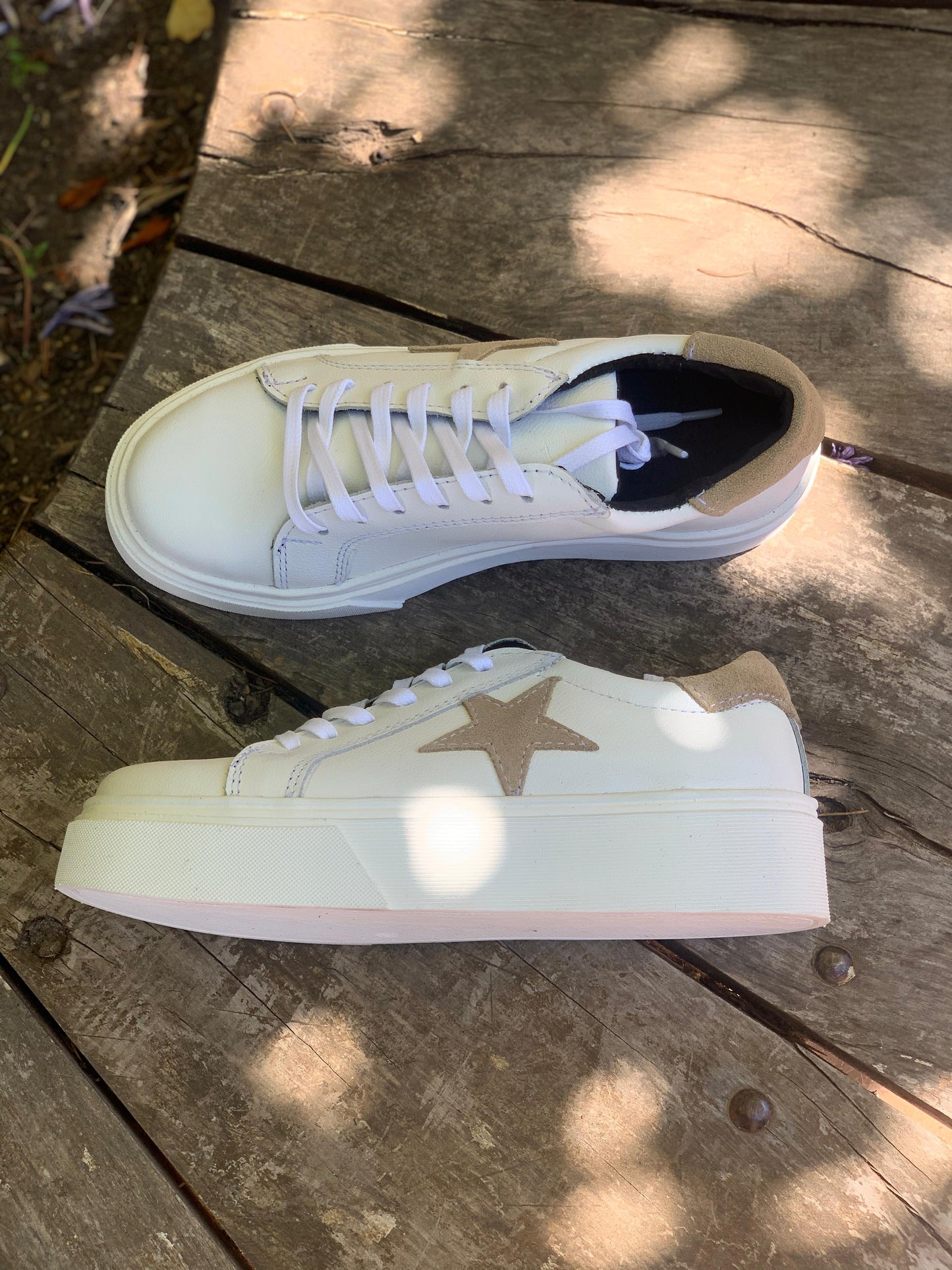 Zapatilla cuero blanco, estrella arena