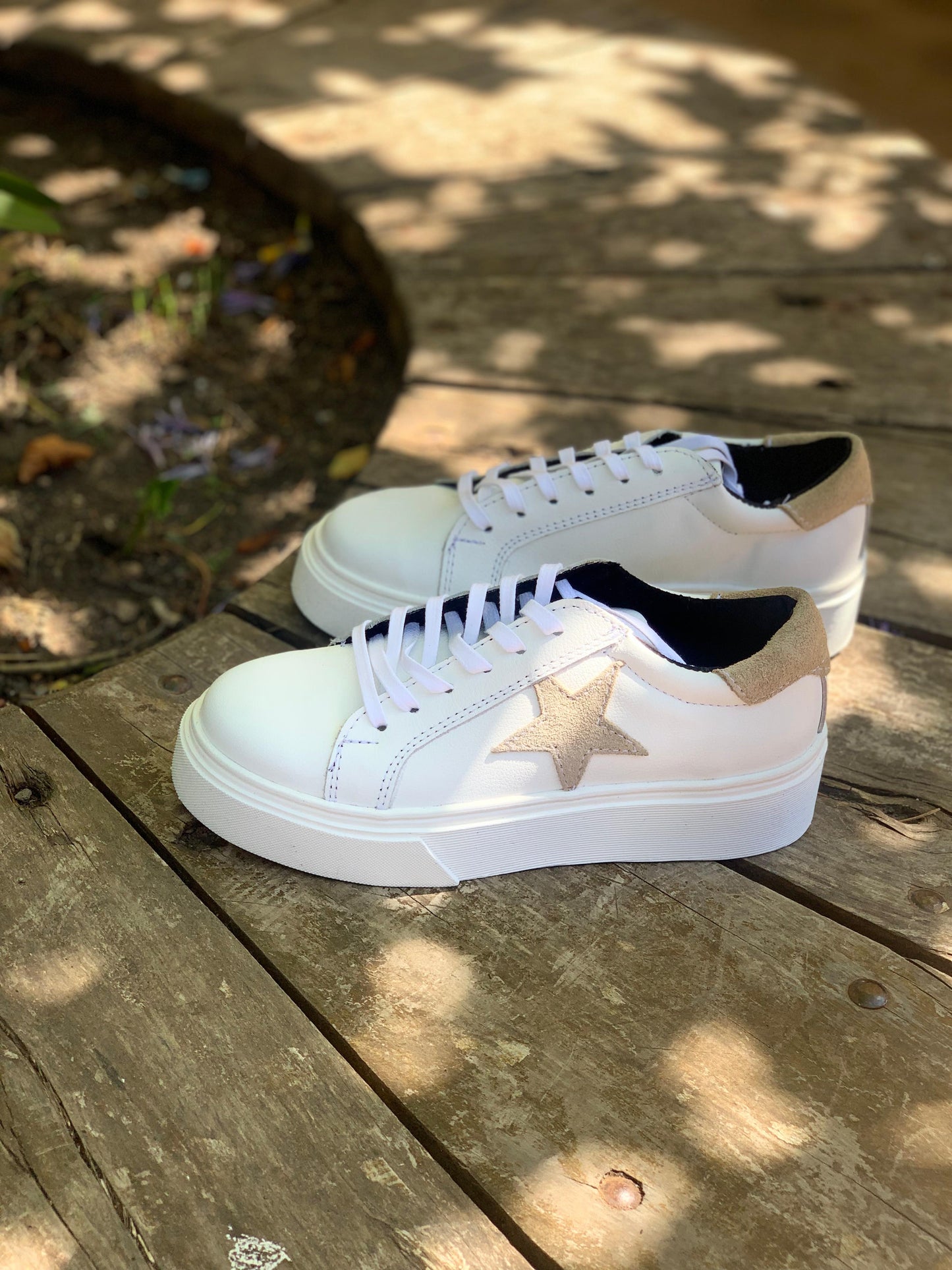 Zapatilla cuero blanco, estrella arena