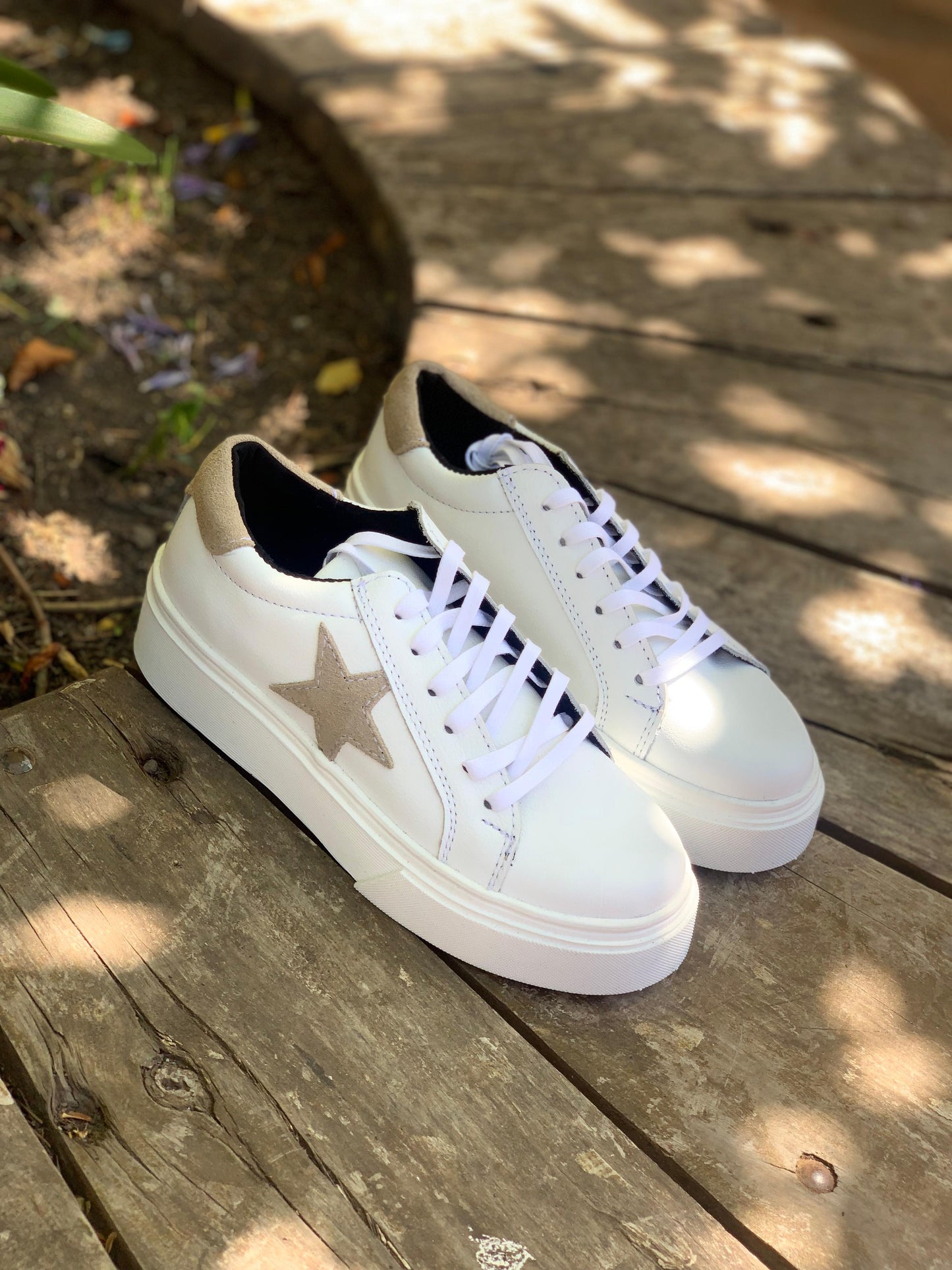 Zapatilla cuero blanco, estrella arena