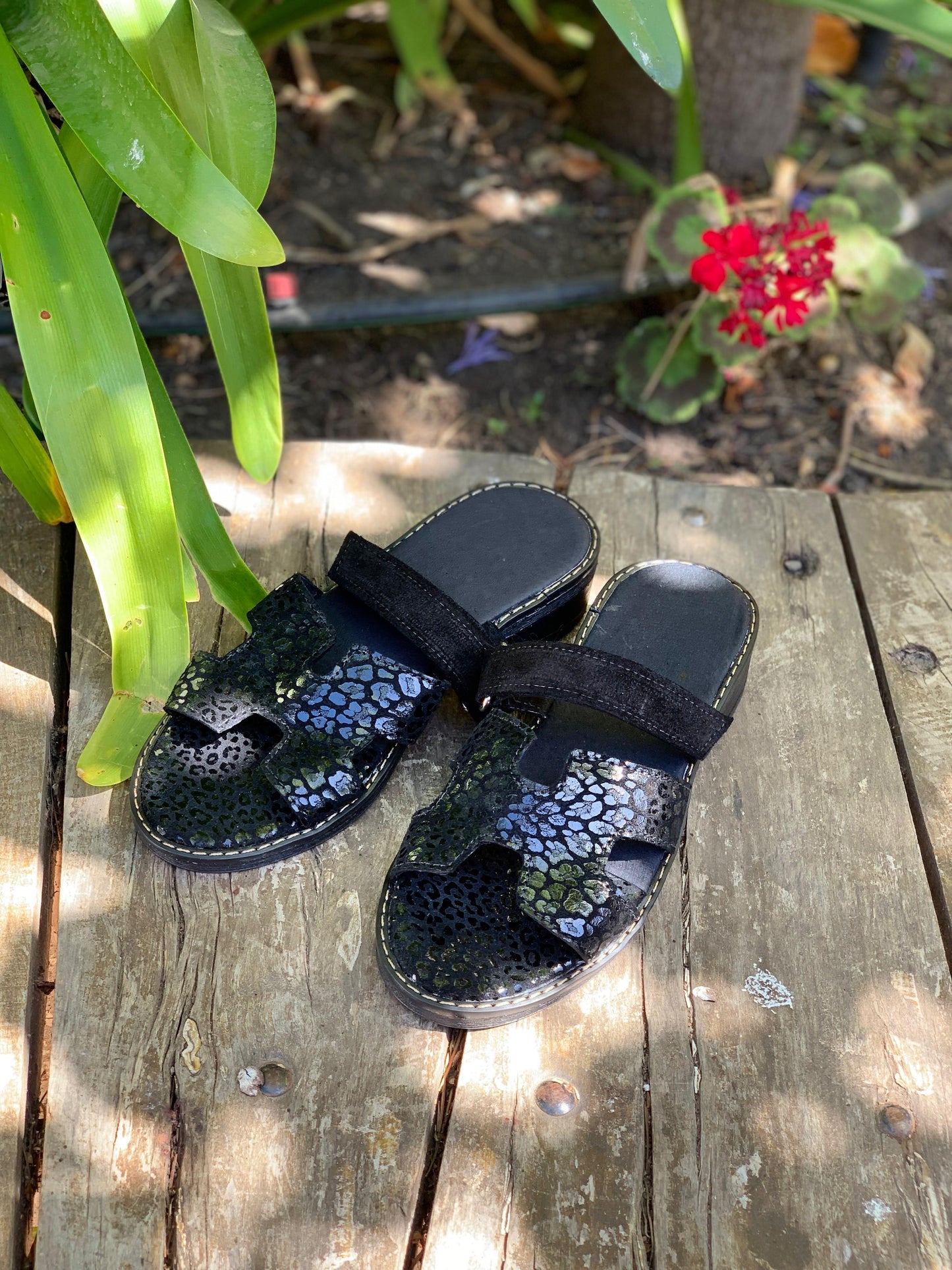 Sandalia cuero negro print, velcro