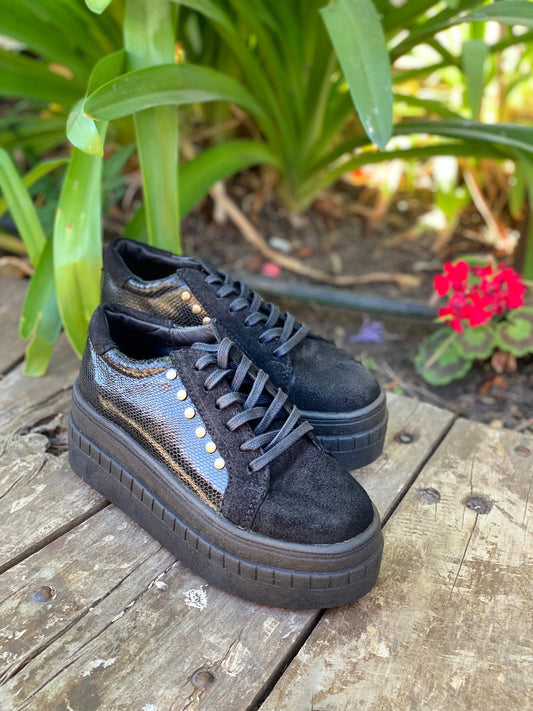 Zapatilla urbana cuero negro Gabón , serp richiato tachas