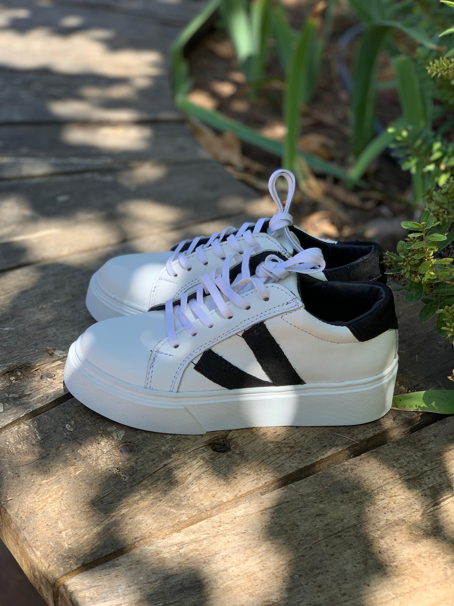 Zapatilla cuero blanco V negra