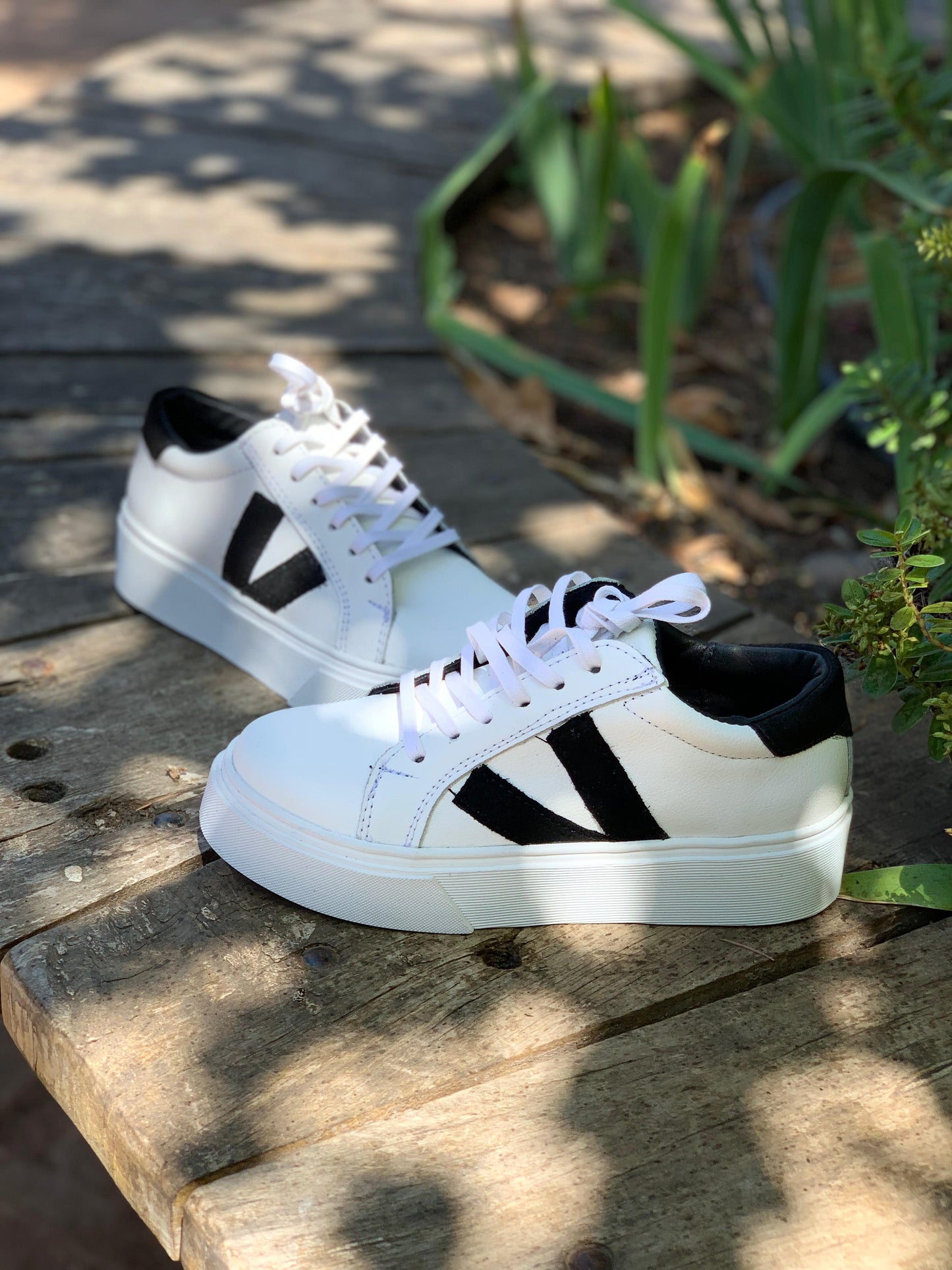 Zapatilla cuero blanco V negra