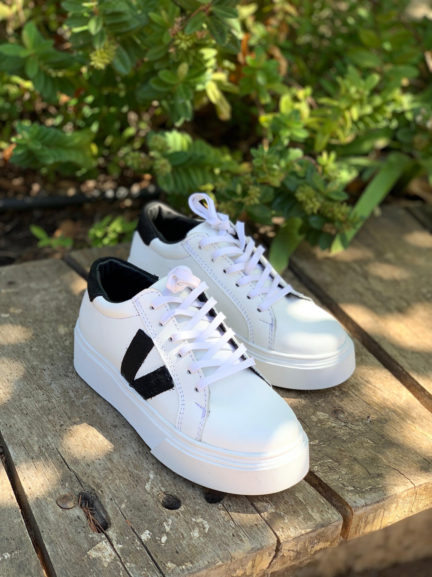 Zapatilla cuero blanco V negra