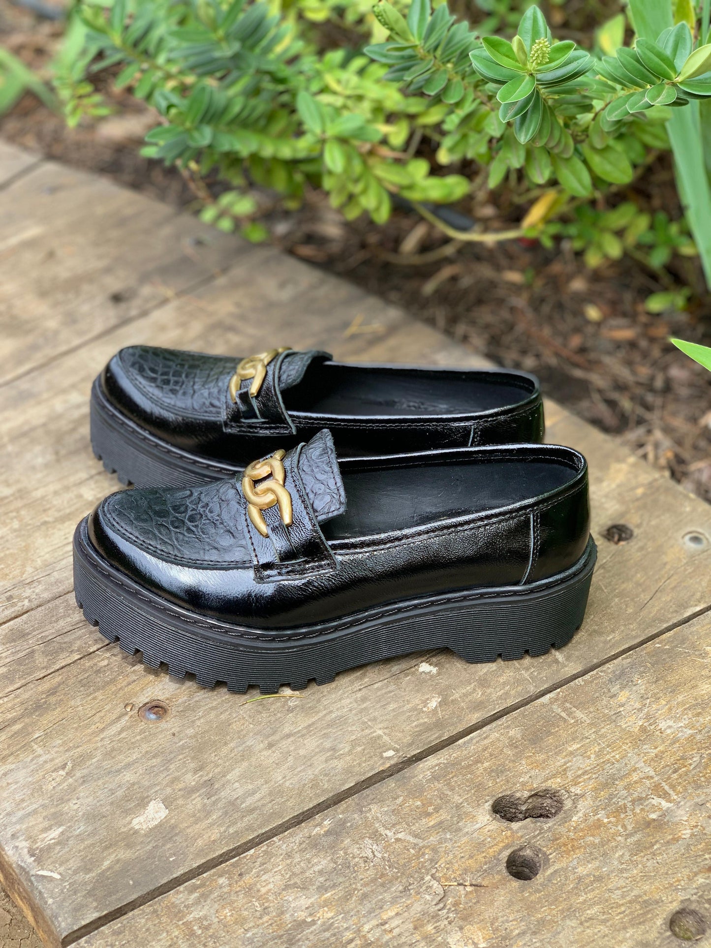 Mocasine cuero negro liso, croco, con hebilla