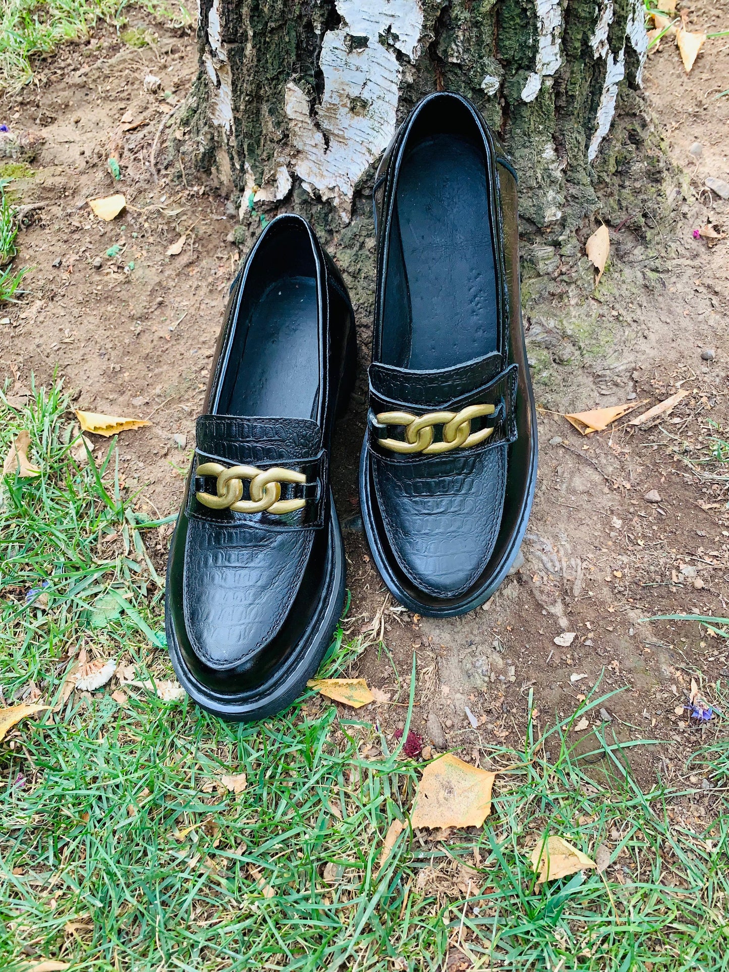 Mocasine cuero negro liso, croco, bajito