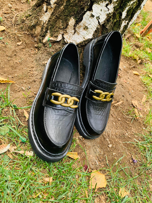 Mocasine cuero negro liso, croco, bajito