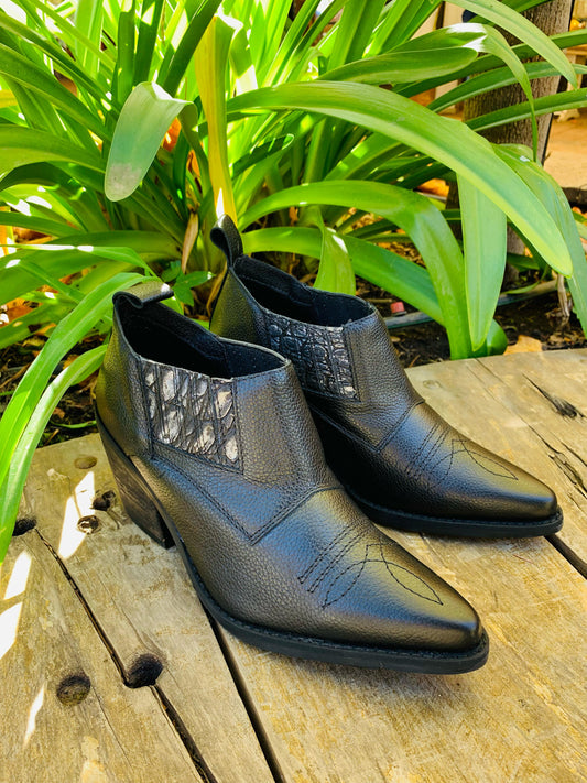 Botin Vaquero cuero negro poroso c/plata