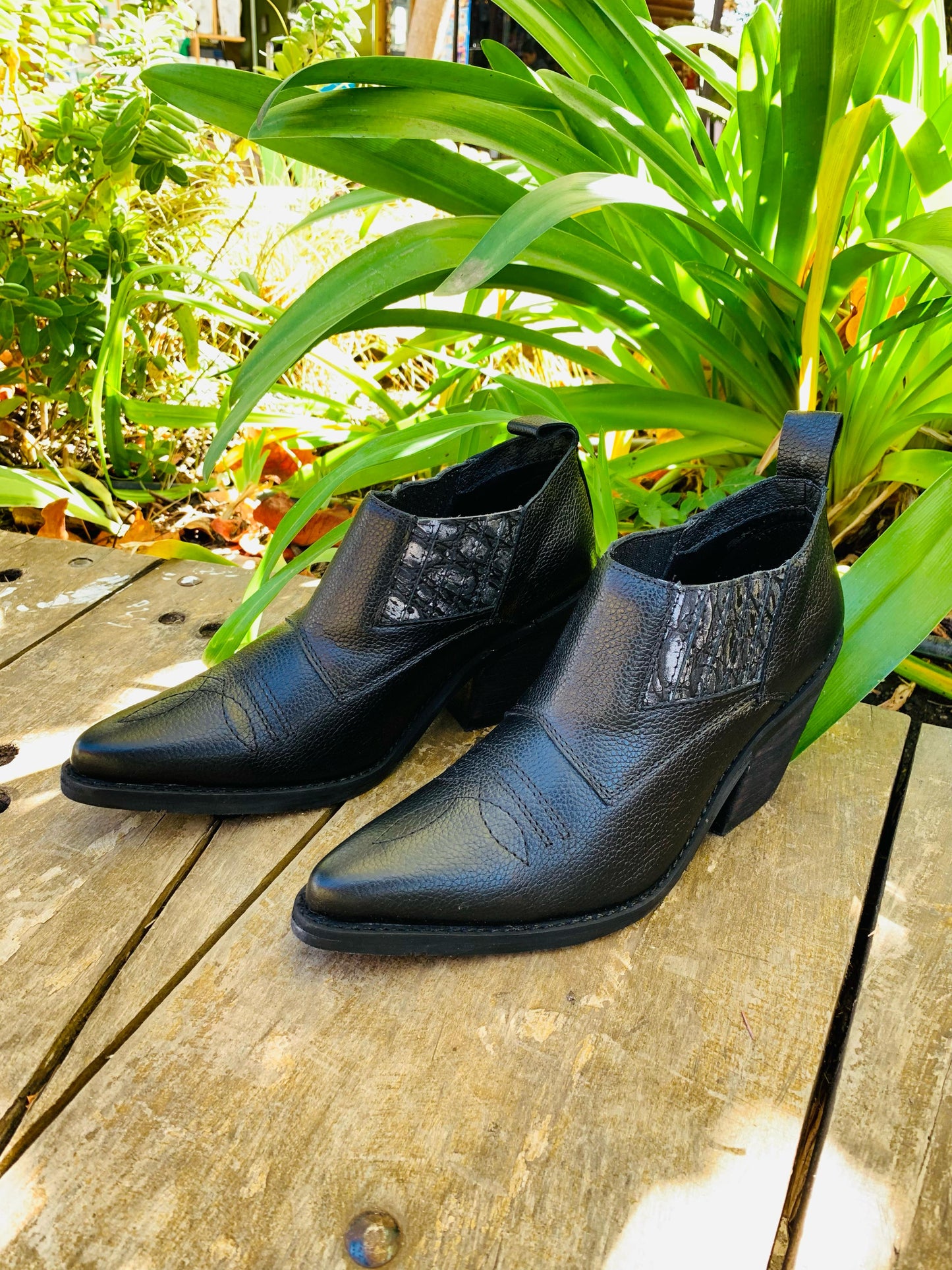 Botin Vaquero cuero negro poroso c/plata