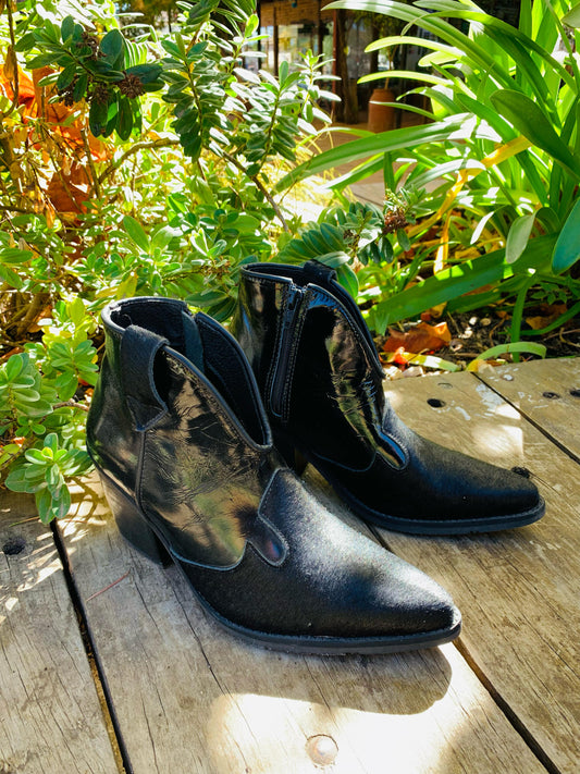 Botin Vaquero cuero negro richiato c/pelo en punta