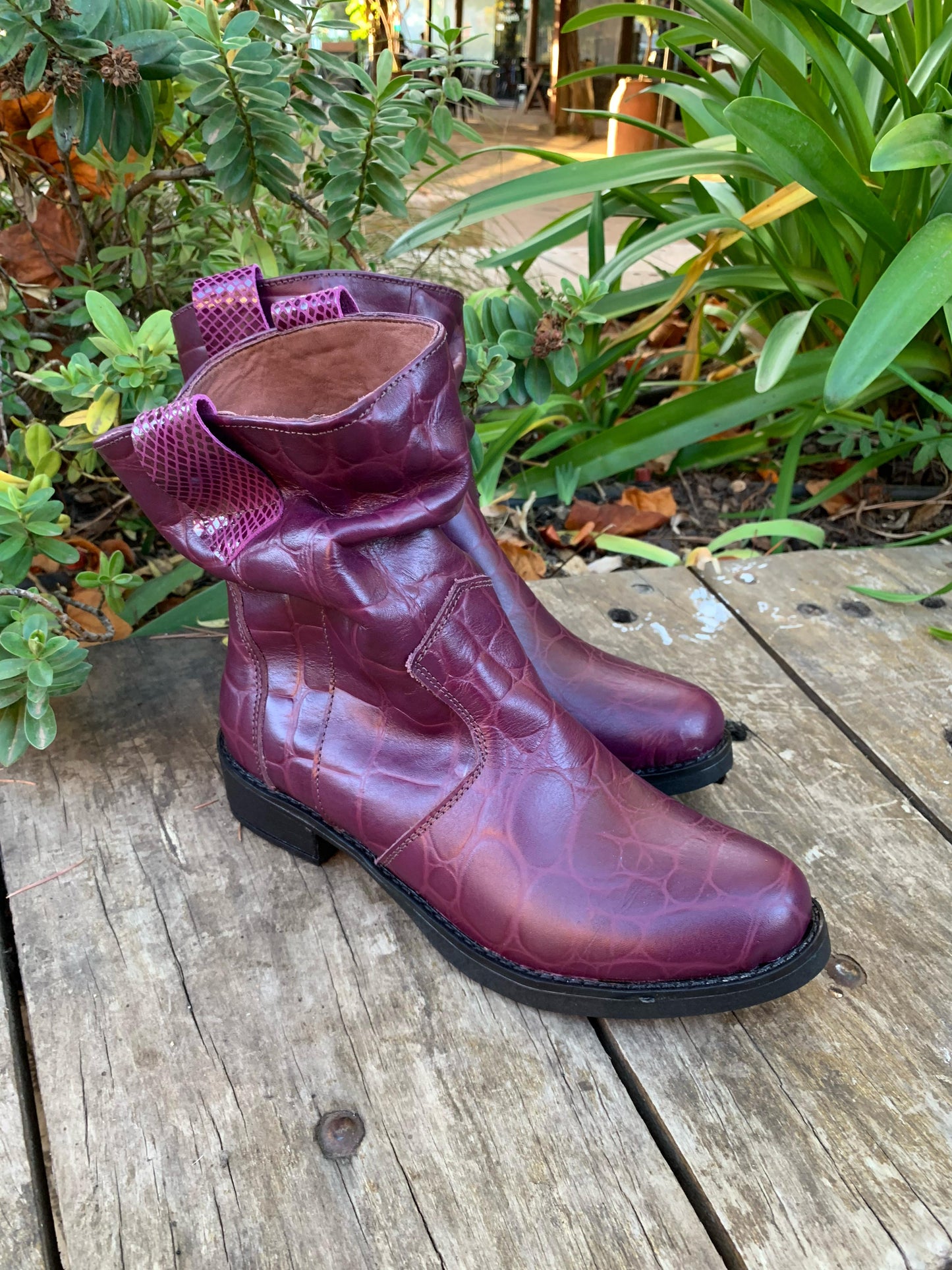 Botita arrugada cuero morado croco