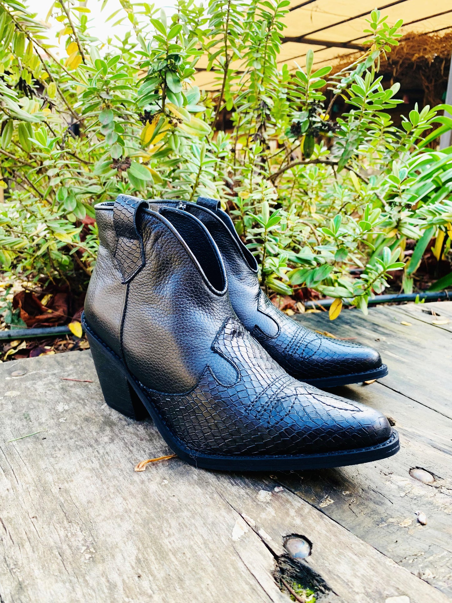 Botin vaquero cuero negro, serp