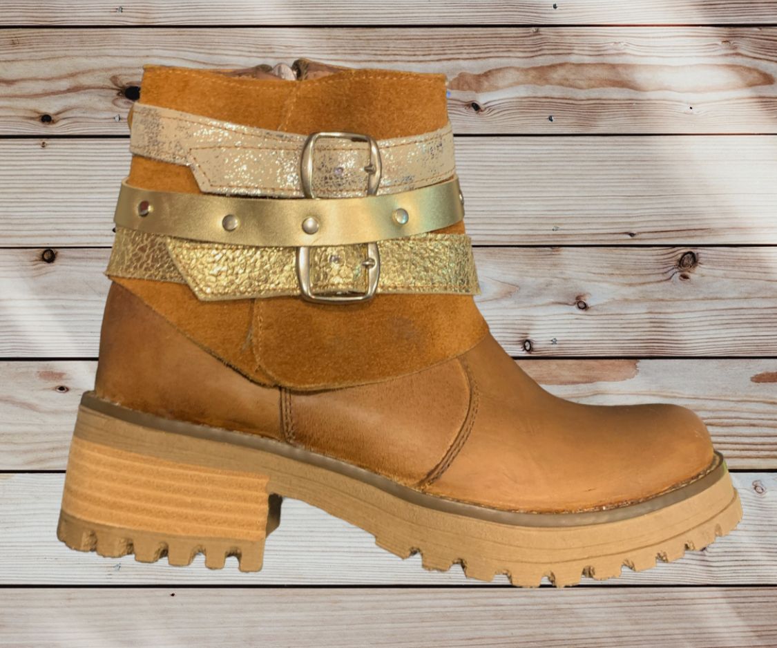 Botin tres correas cuero camel c/ correas doradas