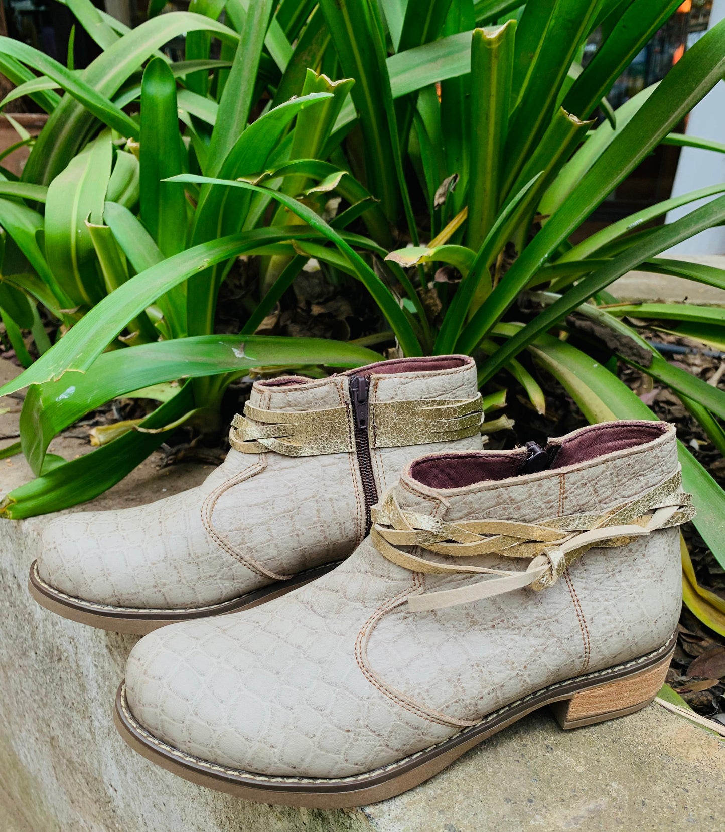 Botin cuero croco beige, amarras doradas