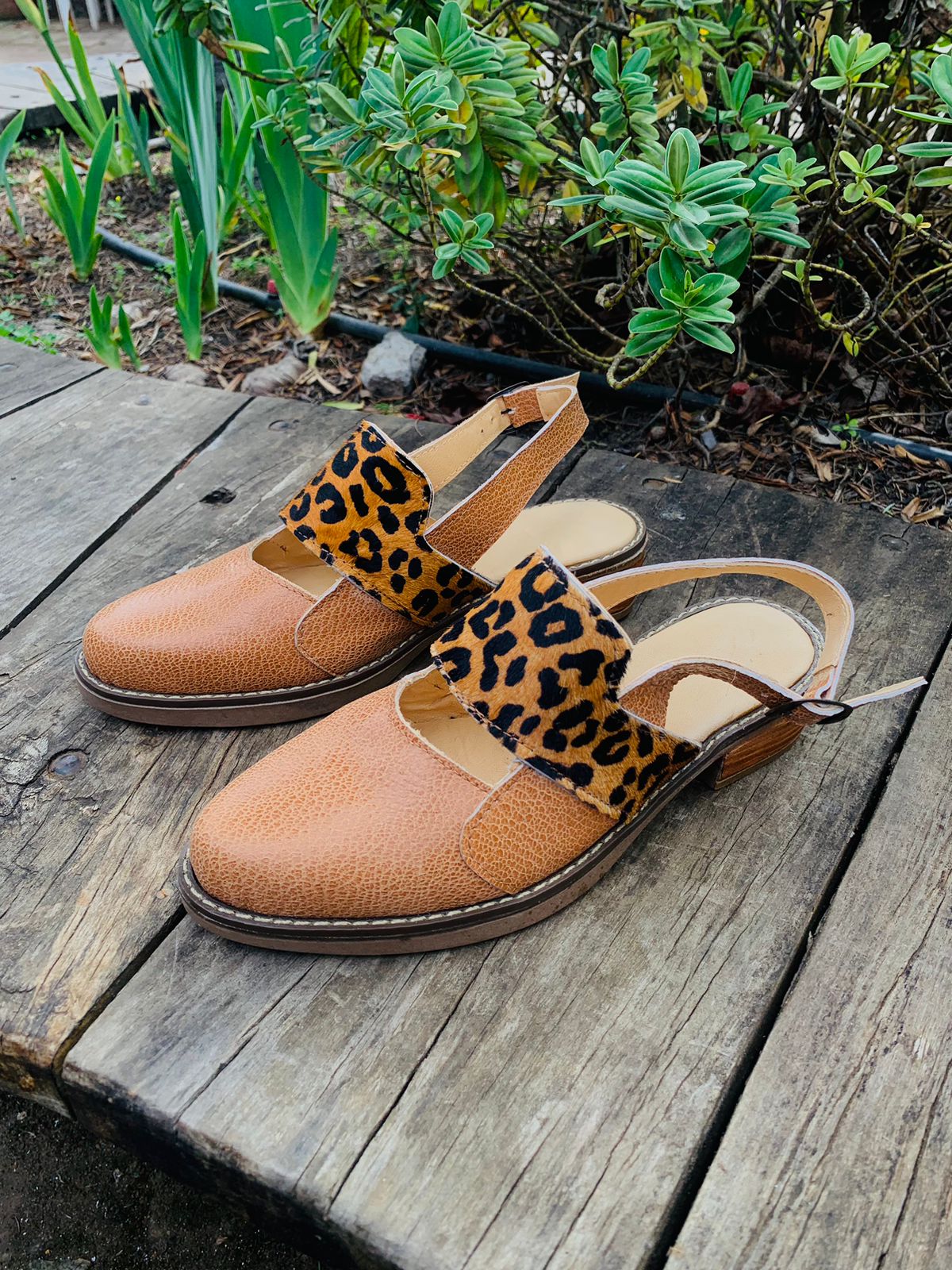 Puntilla cuero camel c/ pelo print