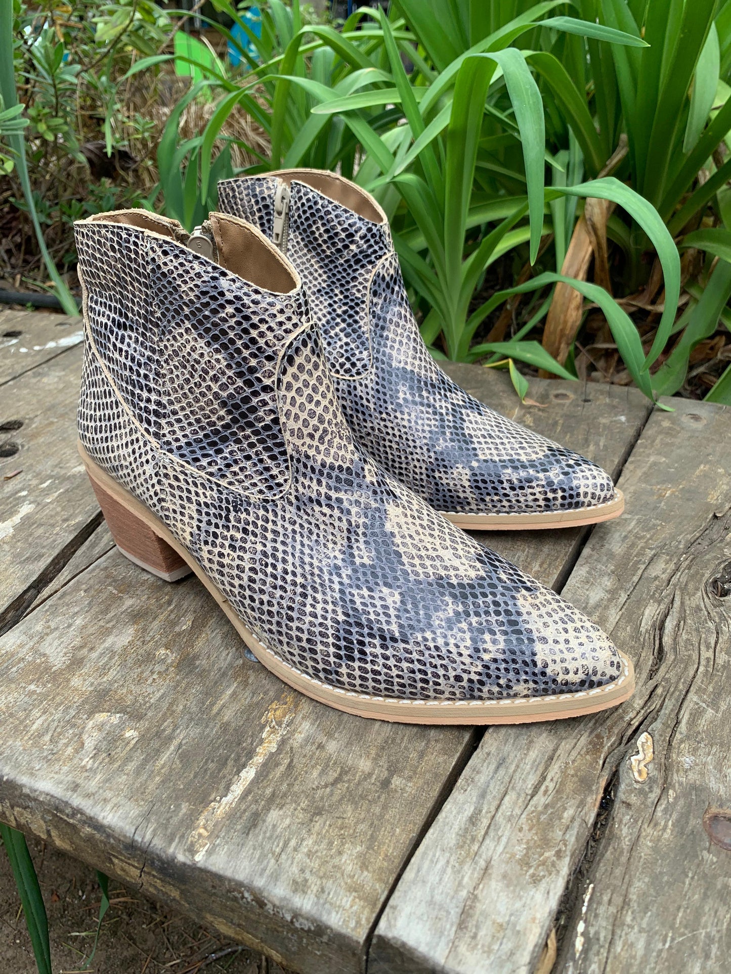 Botín vaquero cuero beige pitón c/negro