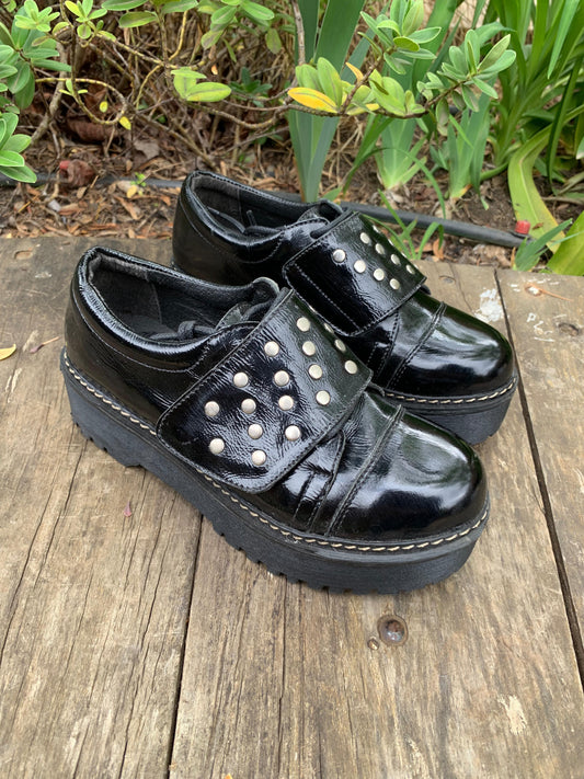 Botín cuero negro richiato c/ cordones, tachas y velcro