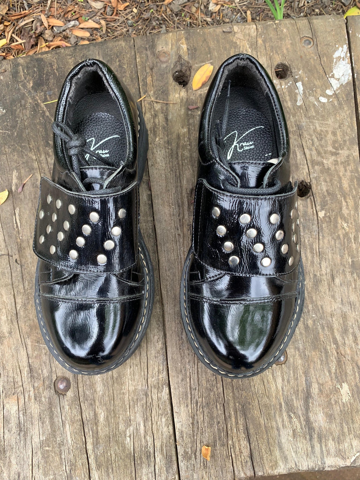 Botín cuero negro richiato c/ cordones, tachas y velcro