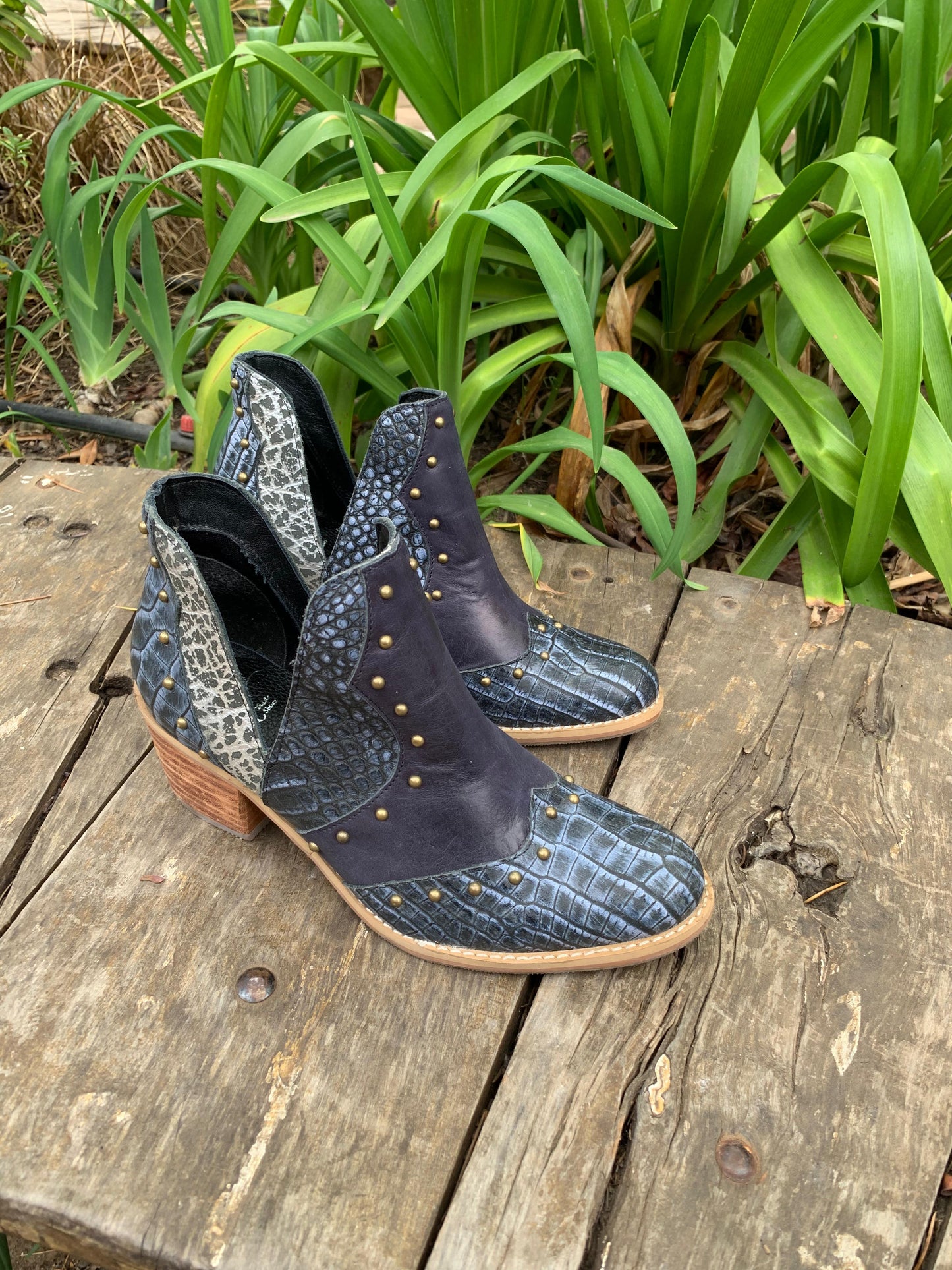 Botín vaquero cuero azul croco c/ tachas