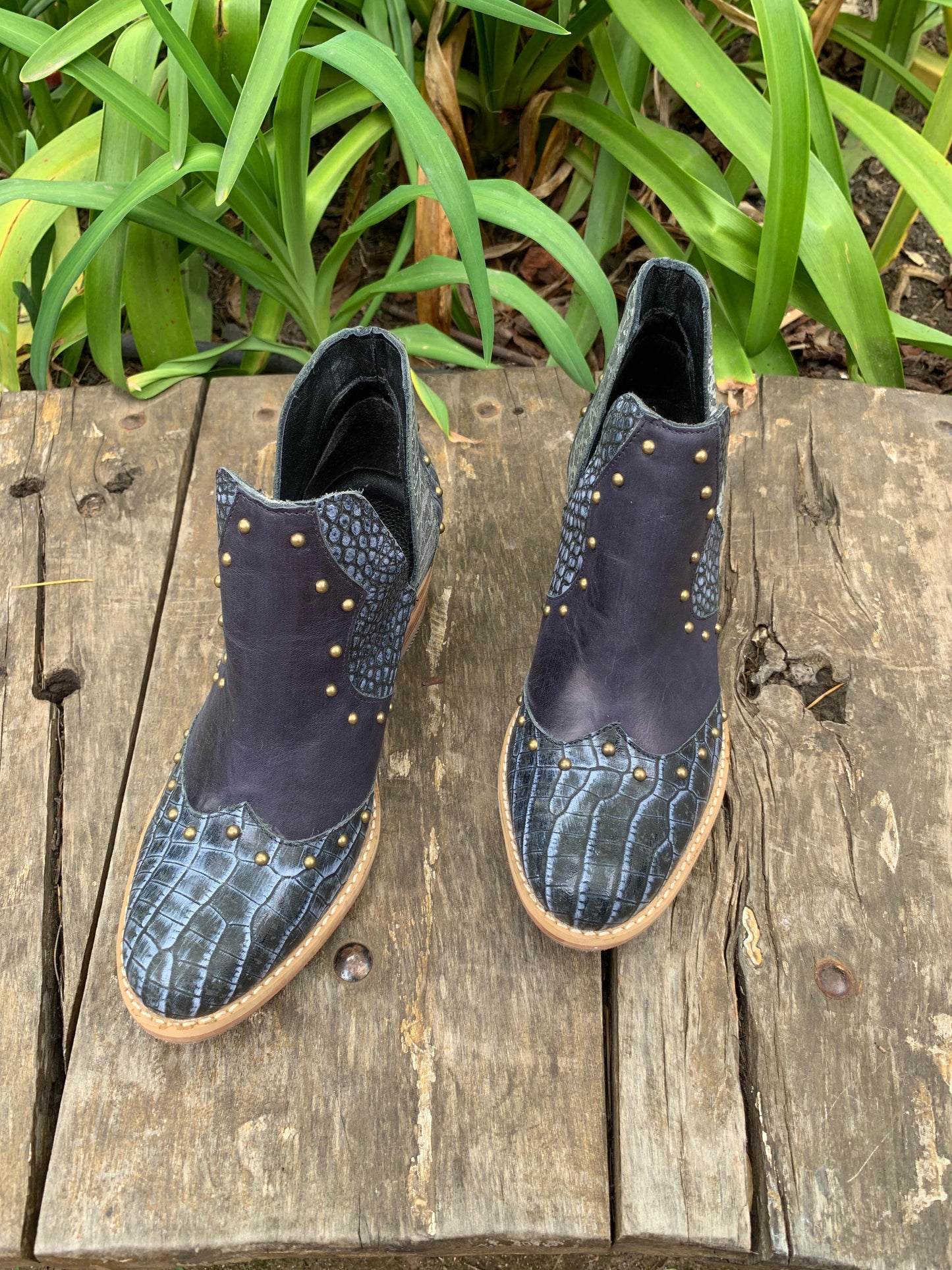 Botín vaquero cuero azul croco c/ tachas