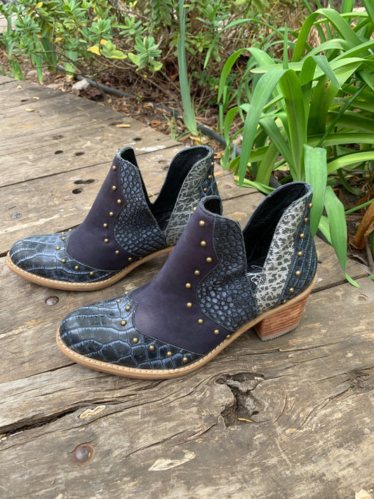 Botín vaquero cuero azul croco c/ tachas